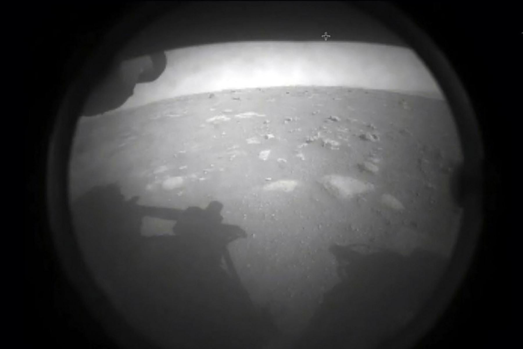 Primera imagen de Marte tomada por el rover Perseverance tras aterrizar en la superficie de Marte el 18 de febrero de 2021. La NASA confirmó la hazaña después de superar con éxito una fase de aterrizaje peligrosa conocida como los "siete minutos de terror". "Aterrizaje confirmado", dijo el líder de operaciones Swati Mohan alrededor de las 3:55 pm hora del este (2055 GMT). Foto: Handout / NASA / AFP