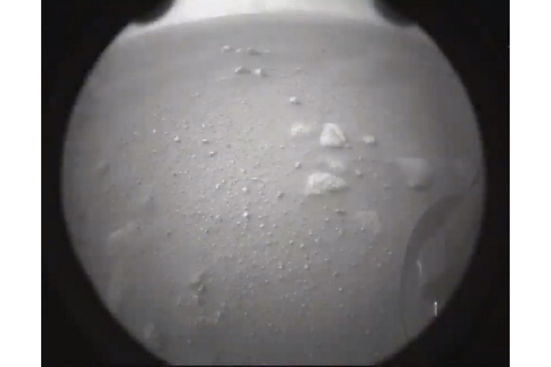 Primera imagen de Marte tomada por el rover Perseverance tras aterrizar en la superficie de Marte el 18 de febrero de 2021. La NASA confirmó la hazaña después de superar con éxito una fase de aterrizaje peligrosa conocida como los "siete minutos de terror". "Aterrizaje confirmado", dijo el líder de operaciones Swati Mohan alrededor de las 3:55 pm hora del este (2055 GMT). Foto: Handout / NASA / AFP
