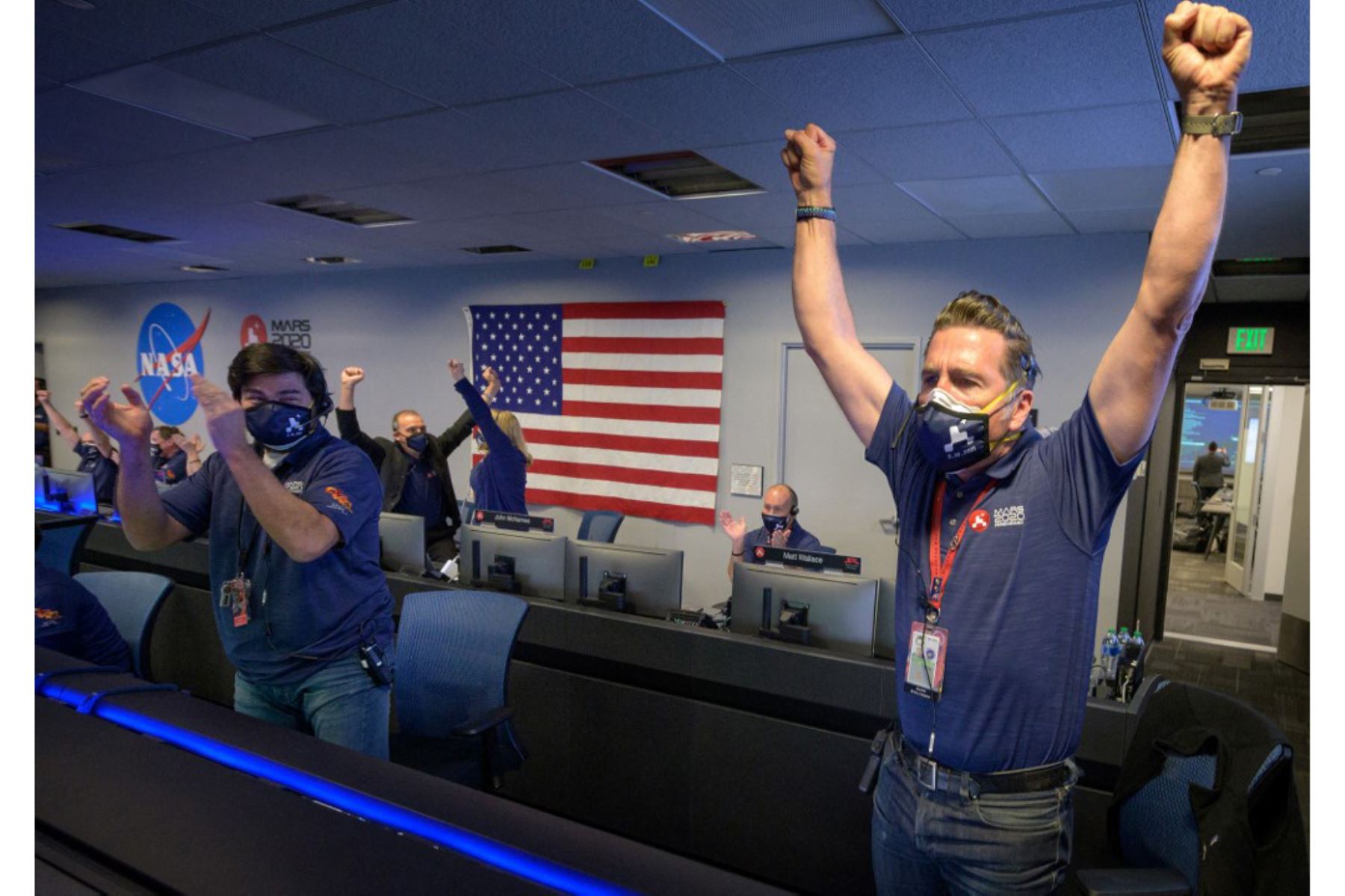 Esta foto de la NASA muestra la celebración de los miembros del equipo del rover Perseverance de la NASA, después de recibir la confirmación de que la nave espacial aterrizó con éxito en Marte, el 18 de febrero de 2021, en el Laboratorio de Propulsión a Chorro de la NASA en Pasadena, California. Foto: NASA / AFP