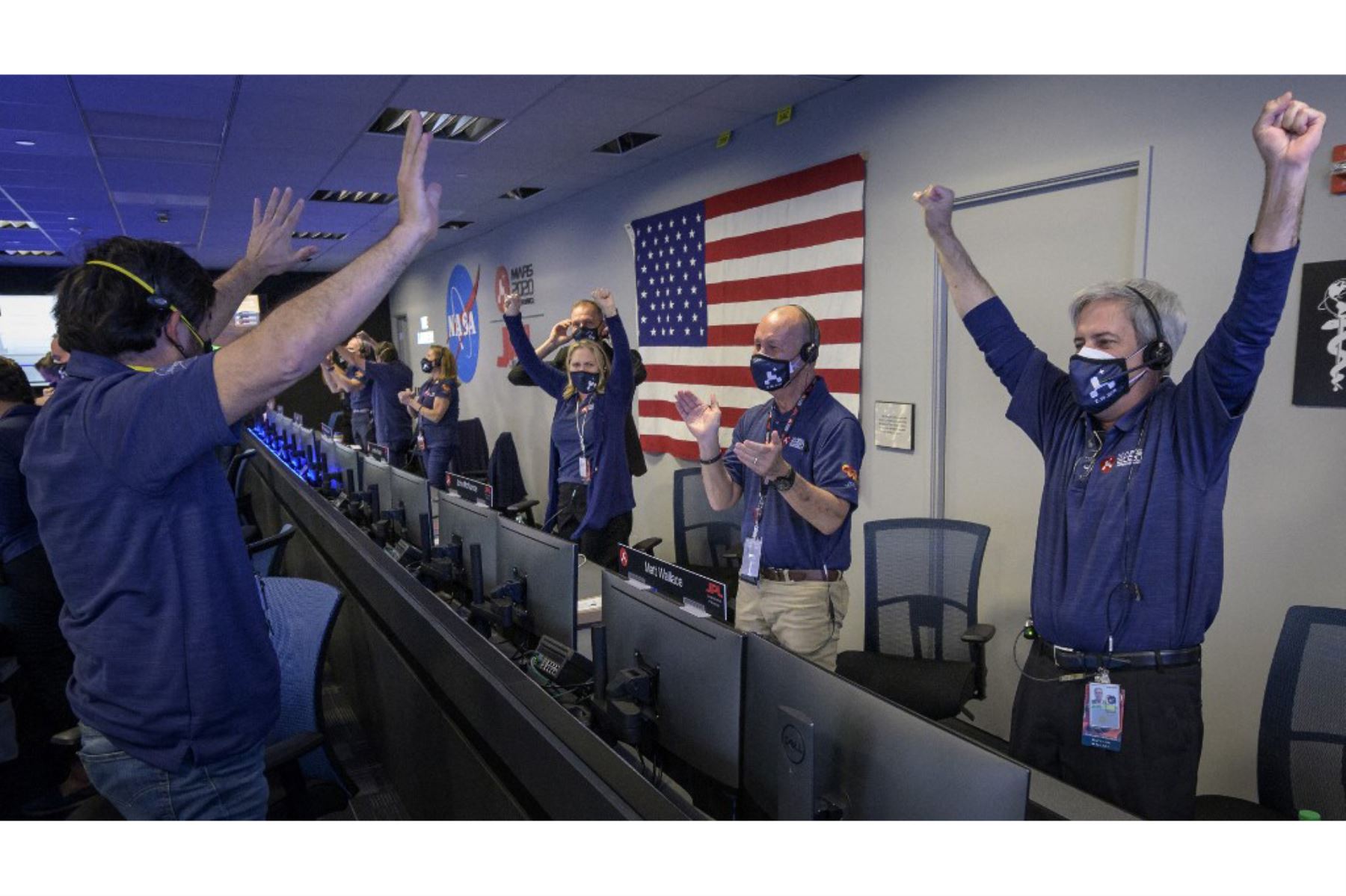 Esta foto de la NASA muestra la celebración de los miembros del equipo del rover Perseverance de la NASA, después de recibir la confirmación de que la nave espacial aterrizó con éxito en Marte, el 18 de febrero de 2021, en el Laboratorio de Propulsión a Chorro de la NASA en Pasadena, California. Foto: NASA / AFP