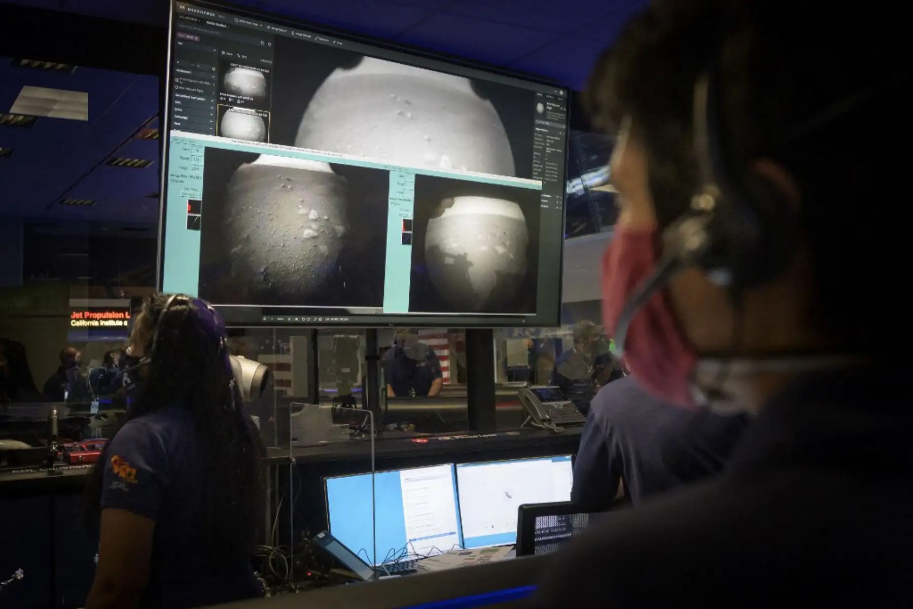 Esta foto de la NASA muestra a miembros del equipo del rover Perseverance Mars de la NASA observando en el control de la misión cómo llegan las primeras imágenes momentos después de que la nave aterrizó con éxito en Marte, el 18 de febrero de 2021, en el Laboratorio de Propulsión a Chorro de la NASA en Pasadena, California. Foto: NASA / AFP