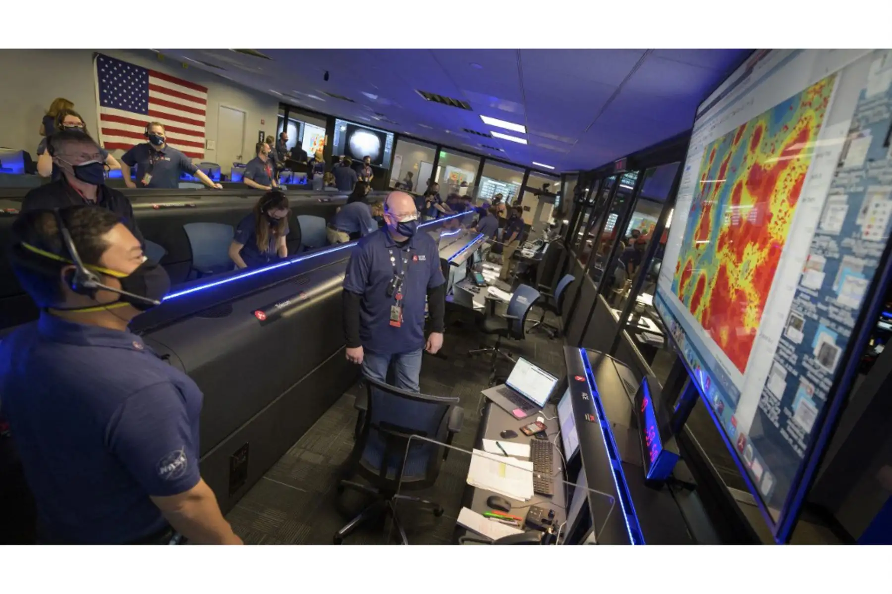 Esta foto de la NASA muestra a miembros del equipo del rover Perseverance Mars de la NASA observando en el control de la misión cómo llegan las primeras imágenes momentos después de que la nave aterrizó con éxito en Marte, el 18 de febrero de 2021, en el Laboratorio de Propulsión a Chorro de la NASA en Pasadena, California. Foto: NASA / AFP