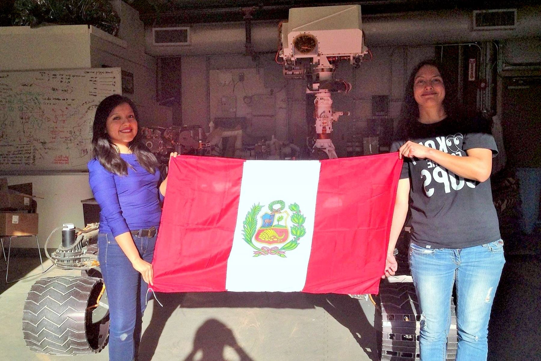 Rosa Ávalos es la primera peruana y latinoamericana en graduarse a los 23 años como ingeniera aeroespacial en Virginia Tech y Mellisa Soriano Horny, de 31 años, es la ingeniera que integra el equipo de profesionales que trabajó en la misión de colocar en Marte, en agosto del 2012, al conocido robot “Curiosity”. Foto: Embajada de EE. UU. en el Perú