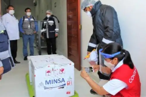Según la información preliminar a la que tuvo acceso la Contraloría, las dosis se habrían extraviado en el hospital Hipólito Unanue durante el proceso de inmunización. Foto: ANDINA/difusión.