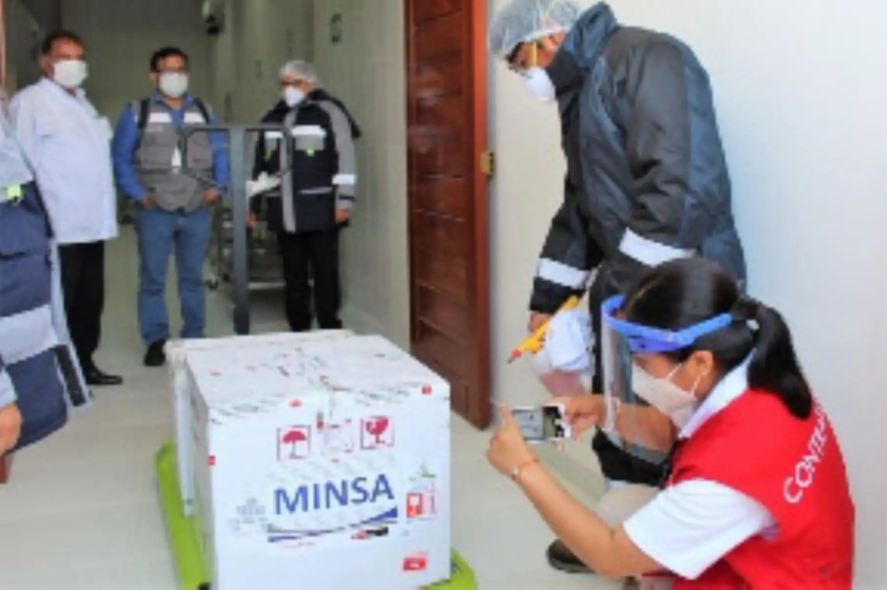 Según la información preliminar a la que tuvo acceso la Contraloría, las dosis se habrían extraviado en el hospital Hipólito Unanue durante el proceso de inmunización. Foto: ANDINA/difusión.