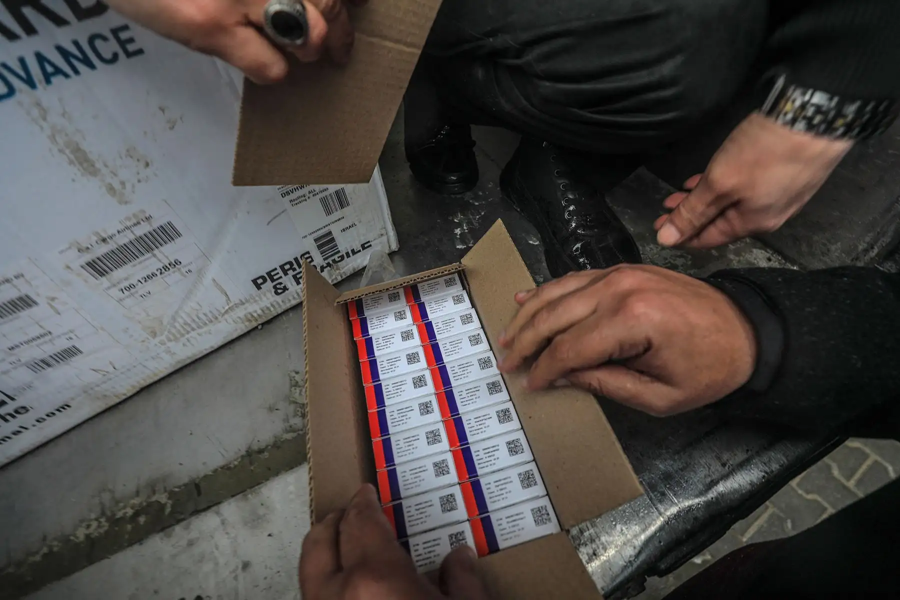 Los empleados de salud palestinos reciben las vacunas Covid-19 después de que un envío cruzara la frontera de Karm Abu Salem desde el Ministerio de Salud en Ramallah, en la ciudad de Gaza, El primer envío de 1.000 vacunas contra el coronavirus Sputnik V enviadas por la autoridad palestina entraron en la Franja de Gaza después de que fuera bloqueada previamente el 15 de febrero en un puesto de control israelí. 
Foto:EFE