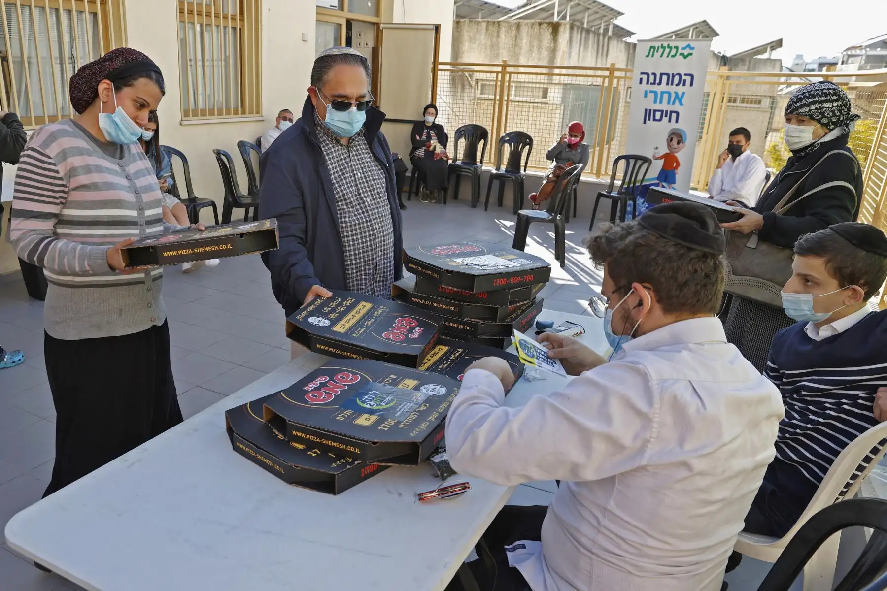Las personas reciben pizzas después de recibir dosis de la vacuna contra el coronavirus Pfizer-BioNtech COVID-19, en Clalit Health Services en la ciudad israelí de Bnei Brak, hogar de muchos residentes judíos ultraortodoxos, cerca de Tel Aviv.
Foto: AFP