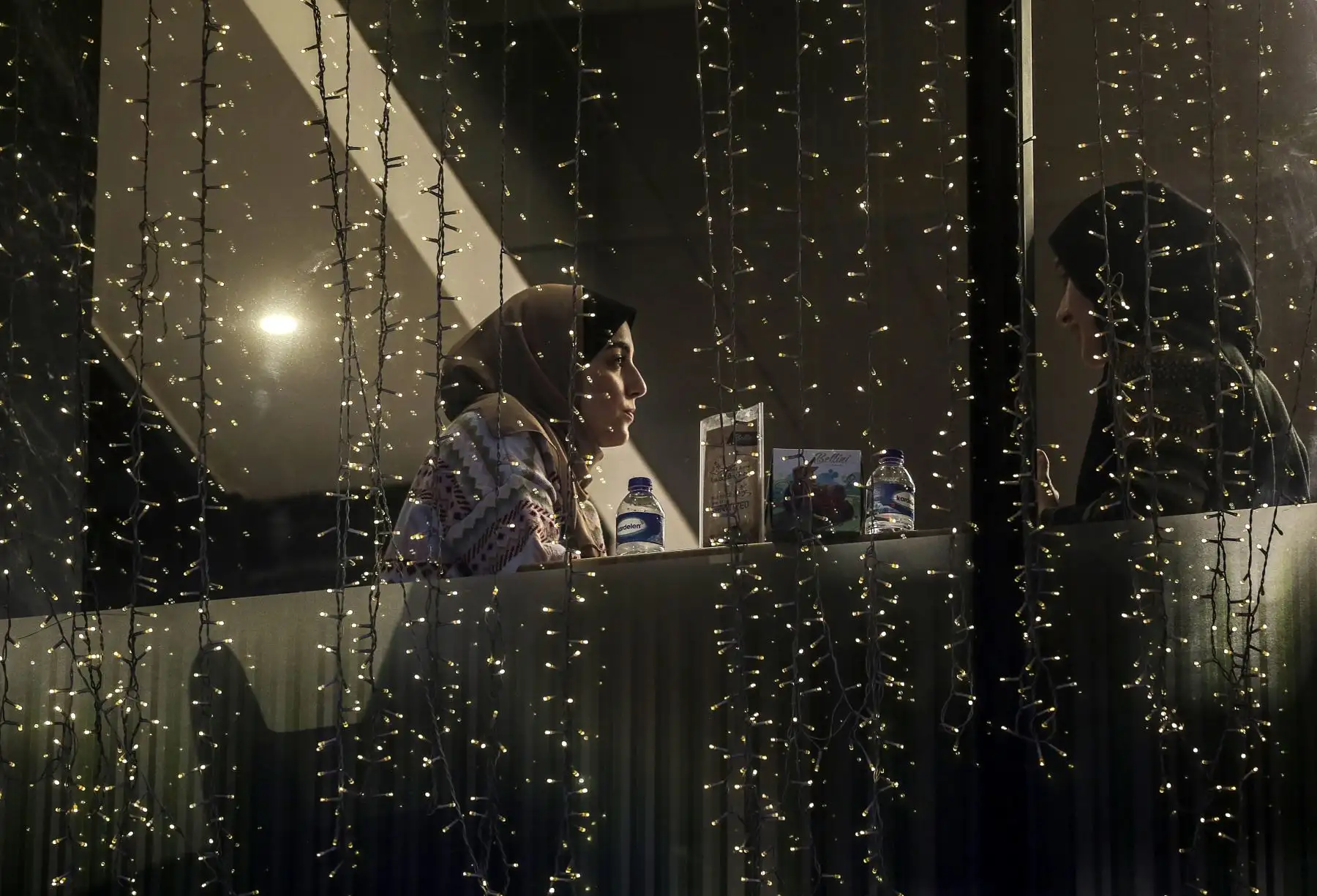 Niñas palestinas sentadas en un restaurante en medio de la pandemia del coronavirus COVID-19 en curso en la ciudad de Gaza. El gobierno israelí impidió la entrada de la vacuna en la Franja de Gaza. 
Foto: EFE
