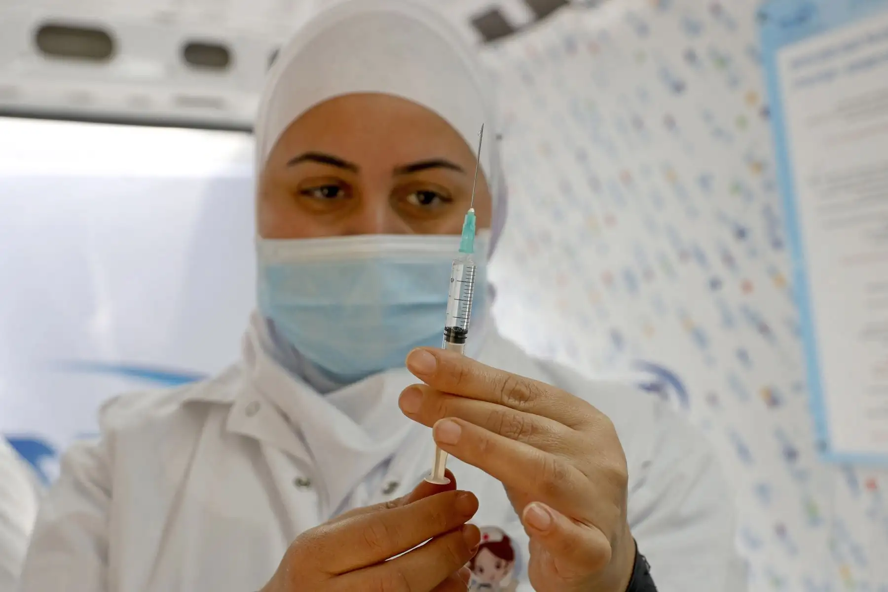 Un trabajador de la salud de Maccabi Healthcare Services se prepara para administrar una dosis de la vacuna contra el coronavirus Pfizer-BioNtech dentro de una camioneta en la ciudad costera israelí.
Foto: AFP