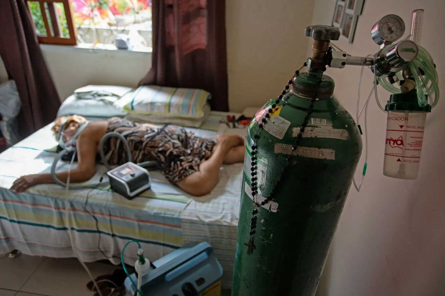 Dilza Maria Pereira Rodrigues, de 71 años, recibe tratamiento por COVID-19 en su casa después de 15 días de tratamiento en el hospital de Manaus, Brasil. Foto: AFP