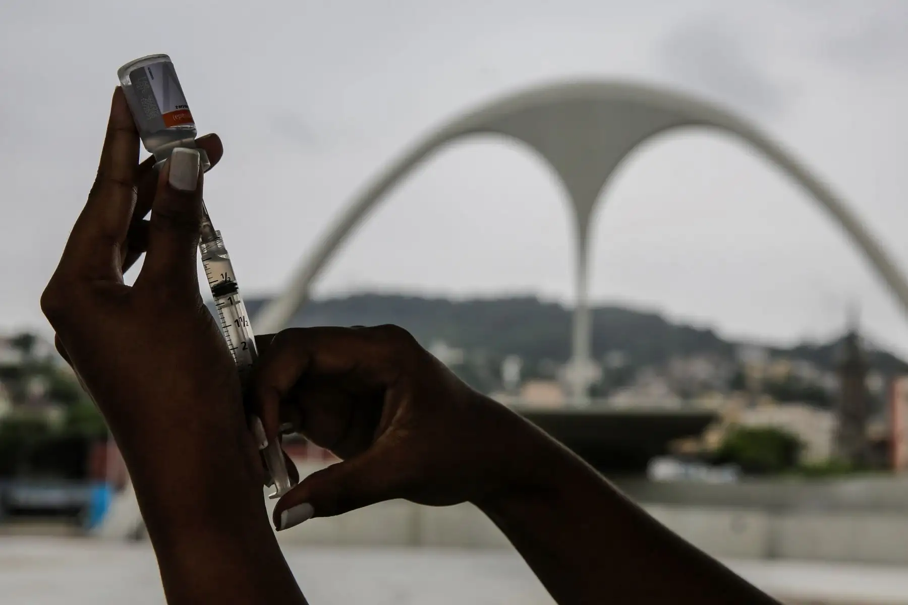 Una enfermera prepara una dosis de la vacuna Sinovac en un centro de vacunación instalado en la "Pasarela de Samba", en Río de Janeiro (Brasil). Foto: EFE