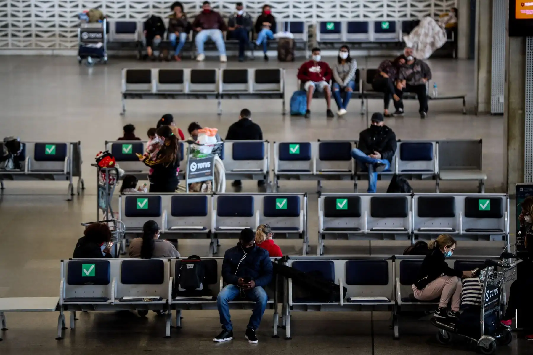 Personas esperan en la zona de embarque del aeropuerto internacional de Guarulhos, en Sao Paulo . Foto: EFE