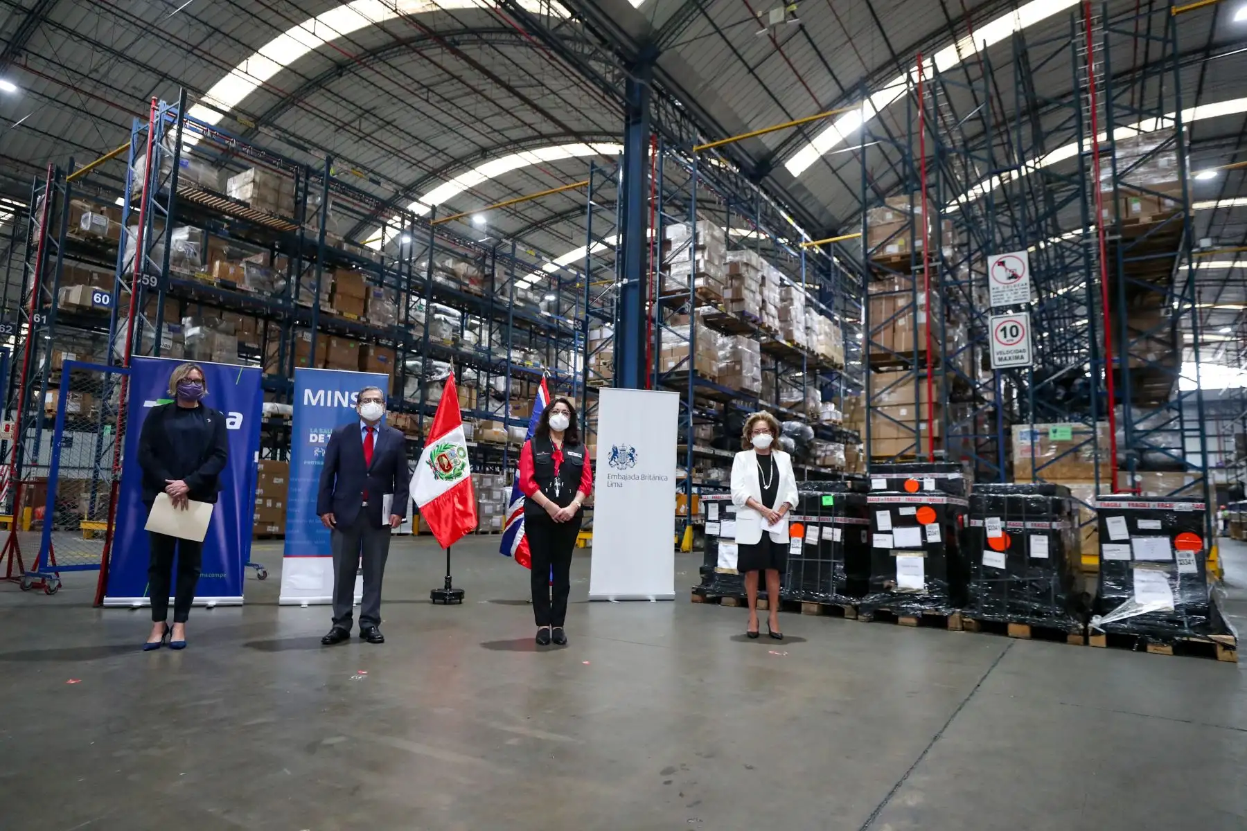 La Presidenta del Consejo de Ministros Violeta Bermúdez junto con el ministro de salud, Óscar Ugarte, y la  Embajadora Británica, Kate Harrison, participaron de la recepción de equipos médicos donados por el Reino Unido a Perú. La Ceremonia se realizó en los almacenes de Talma. Foto: ANDINA/PCM