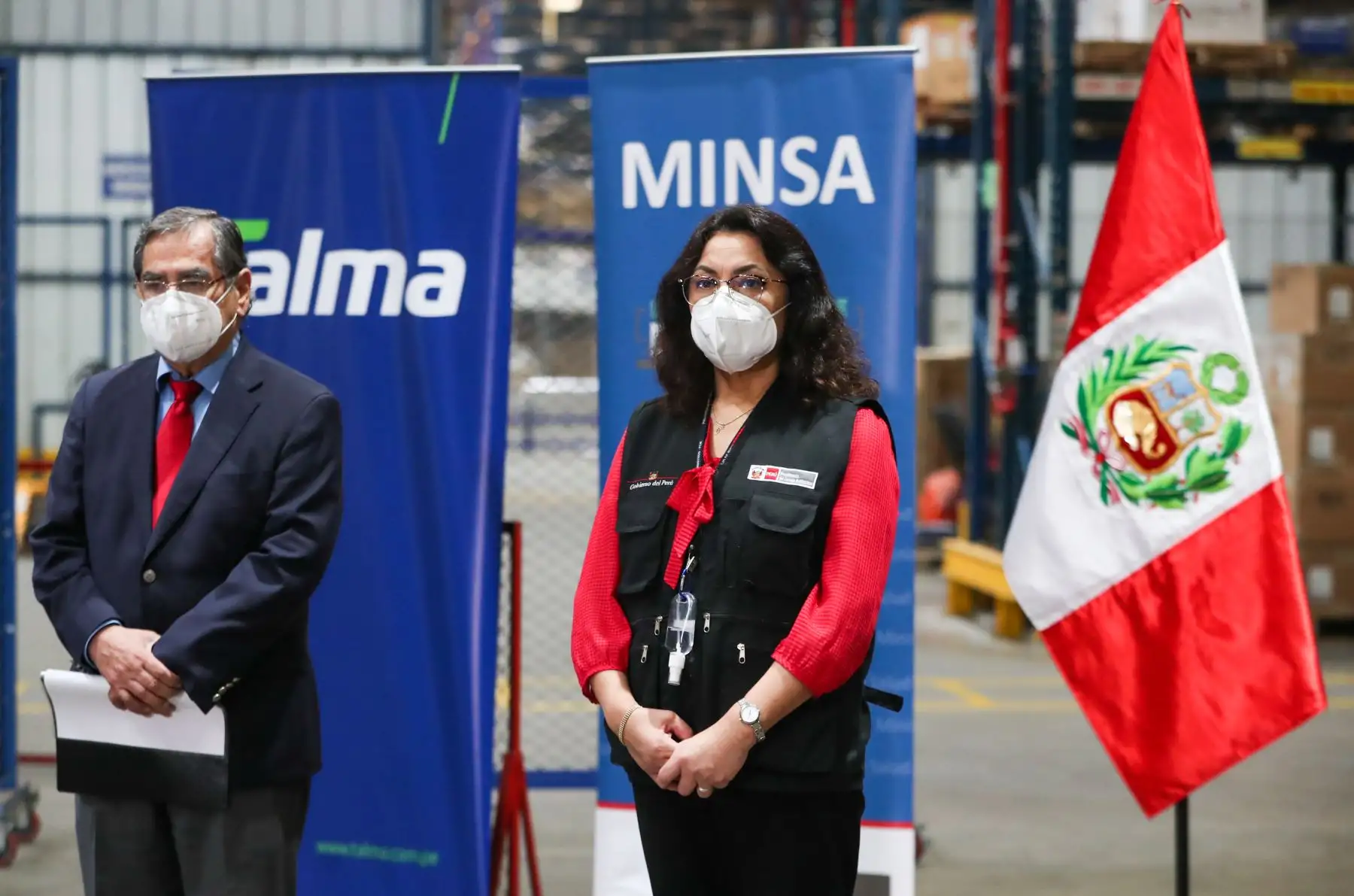 La Presidenta del Consejo de Ministros Violeta Bermúdez junto con el ministro de salud, Óscar Ugarte, participaron de la recepción de equipos médicos donados por el Reino Unido a Perú. La Ceremonia se realizó en los almacenes de Talma. Foto: ANDINA/PCM
