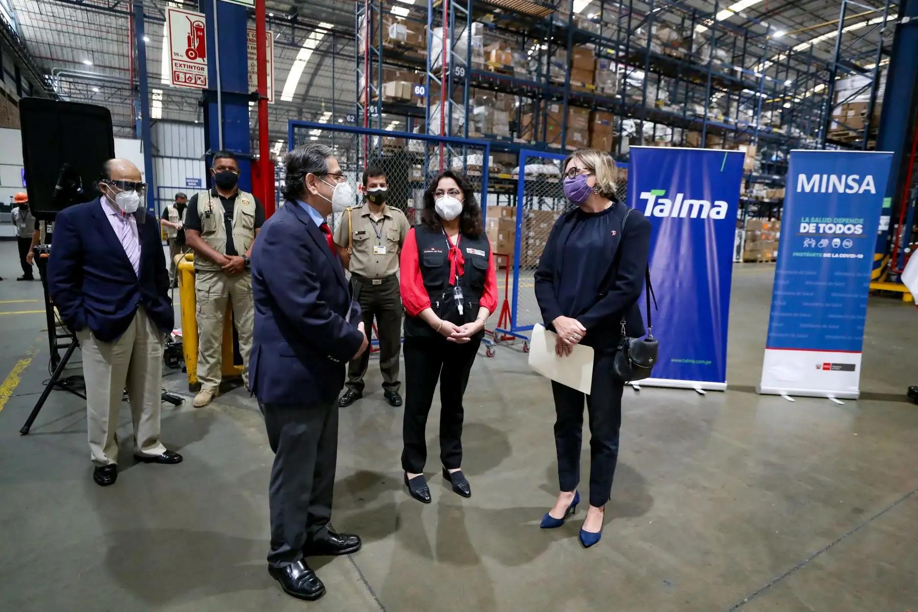La Presidenta del Consejo de Ministros Violeta Bermúdez junto con el ministro de salud, Óscar Ugarte, y la  Embajadora Británica, Kate Harrison, participaron de la recepción de equipos médicos donados por el Reino Unido a Perú. La Ceremonia se realizó en los almacenes de Talma. Foto: ANDINA/PCM