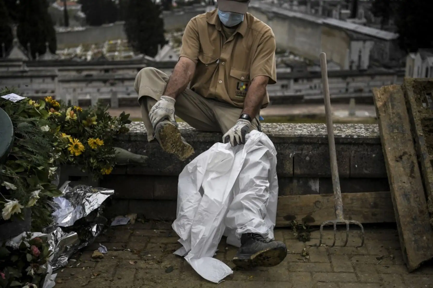 Un sepulturero se pone su traje protector antes del entierro de una víctima del Covid-19 en el cementerio Alto de Sao Joao en Lisboa. En enero, Portugal sufrió la peor tasa de infecciones por coronavirus en el mundo y desde el 15 de enero el país ha estado bajo un bloqueo general.

Foto: AFP