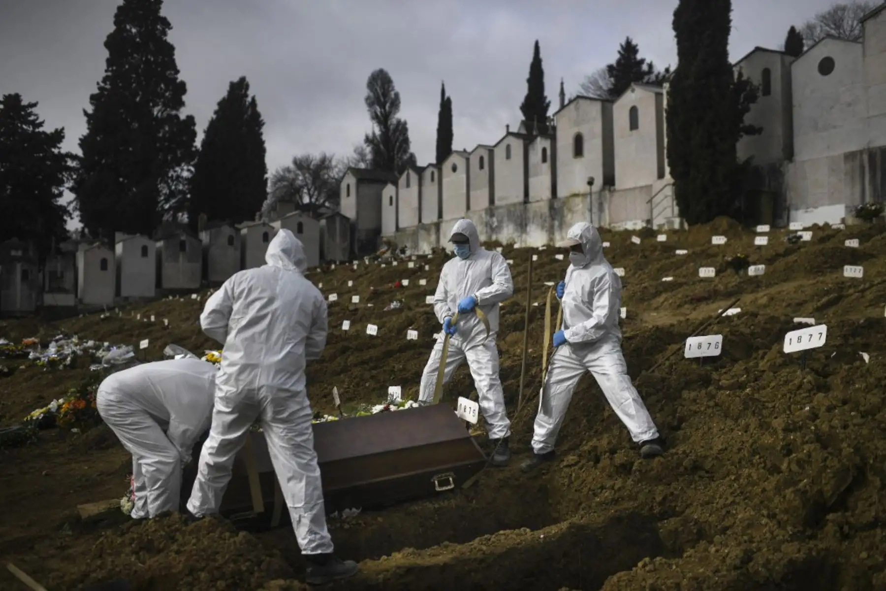 Sepultureros durante el entierro de una víctima del Covid-19 en el cementerio Alto de Sao Joao en Lisboa. En enero, Portugal sufrió la peor tasa de infecciones por coronavirus en el mundo y desde el 15 de enero el país ha estado bajo un bloqueo general.

Foto: AFP