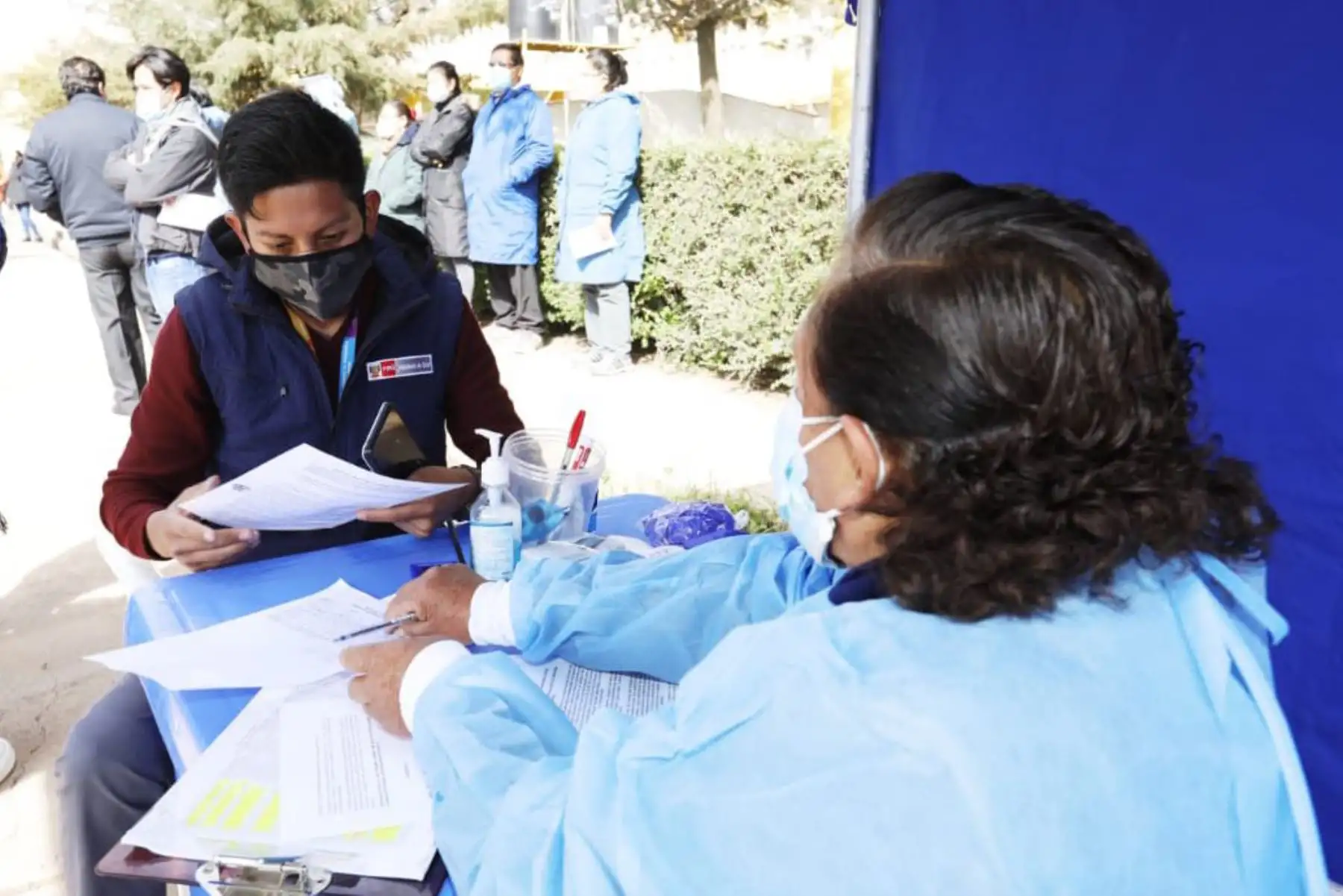 La ministra de Vivienda, Construcción y Saneamiento, Solangel Fernández, supervisa jornada de  vacunación contra el Covid-19 al personal de salud del Hospital Carlos Monge Medrano de Juliaca, en Puno. Foto: ANDINA/Ministerio de Vivienda
