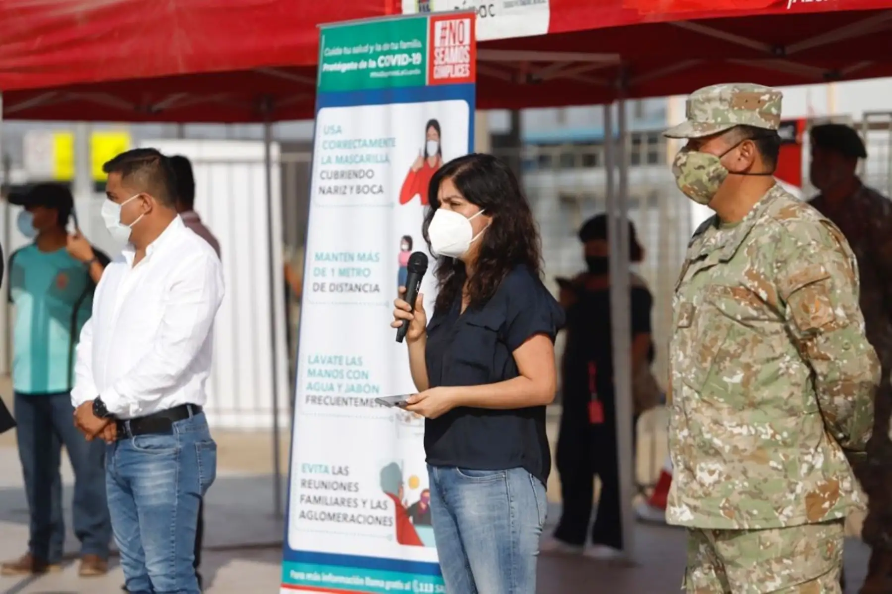 La viceministra de cultura, la viceministra de vivienda, el jefe del Comando Conjunto de las Fuerzas Armadas, representantes del ministerio de salud y el alcalde del Rímac, anuncian la implementación del Plan Tayta a beneficio de las familias del pueblo indígena Shipibo-Konibo de Cantagallo. Foto: ANDINA/Mincul