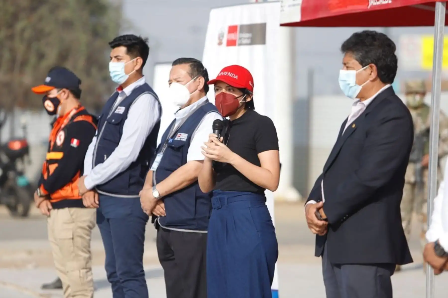 La viceministra de cultura, la viceministra de vivienda, el jefe del Comando Conjunto de las Fuerzas Armadas, representantes del ministerio de salud y el alcalde del Rímac, anuncian la implementación del Plan Tayta a beneficio de las familias del pueblo indígena Shipibo-Konibo de Cantagallo. Foto: ANDINA/Mincul