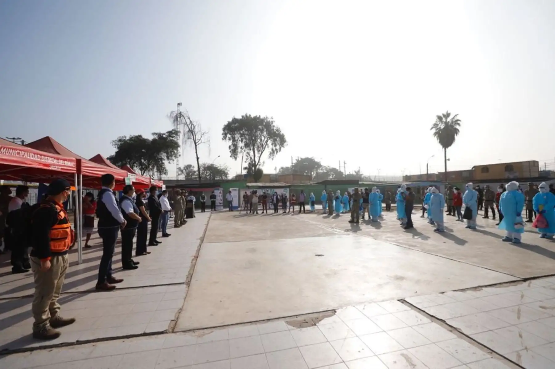 La viceministra de cultura, la viceministra de vivienda, el jefe del Comando Conjunto de las Fuerzas Armadas, representantes del ministerio de salud y el alcalde del Rímac, anuncian la implementación del Plan Tayta a beneficio de las familias del pueblo indígena Shipibo-Konibo de Cantagallo. Foto: ANDINA/Mincul