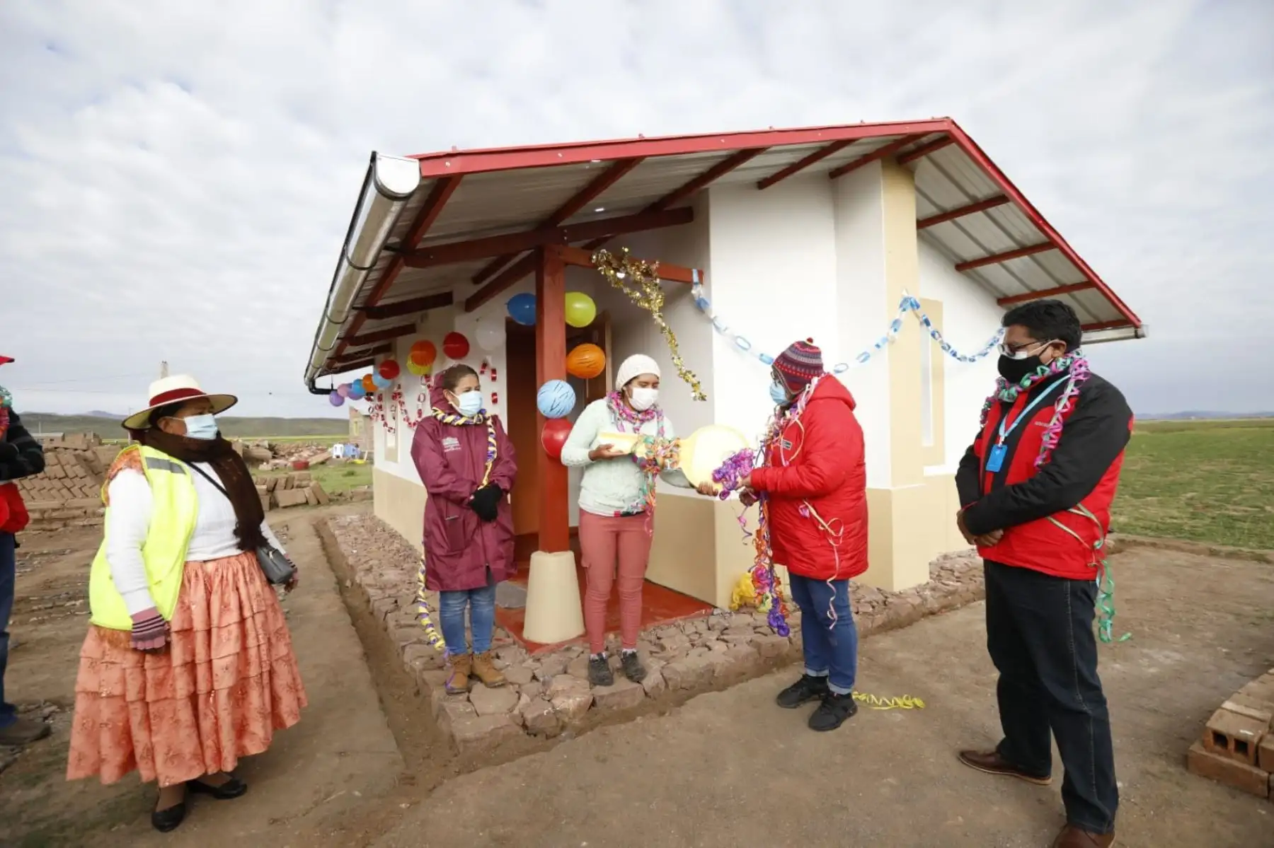 La ministra Solangel Fernández se dirigió al centro poblado de Ayagachi, en Puno, donde se entregarán 54 viviendas bioclimáticas Sumaq Wasi a las familias afectadas por las heladas. Foto: ANDINA/Ministerio de Vivienda