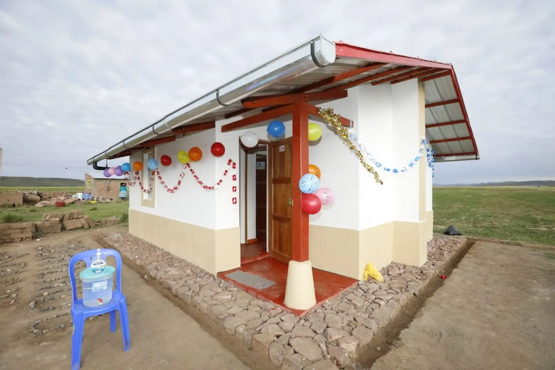 La ministra Solangel Fernández se dirigió al centro poblado de Ayagachi, en Puno, donde se entregarán 54 viviendas bioclimáticas Sumaq Wasi a las familias afectadas por las heladas. Foto: ANDINA/Ministerio de Vivienda