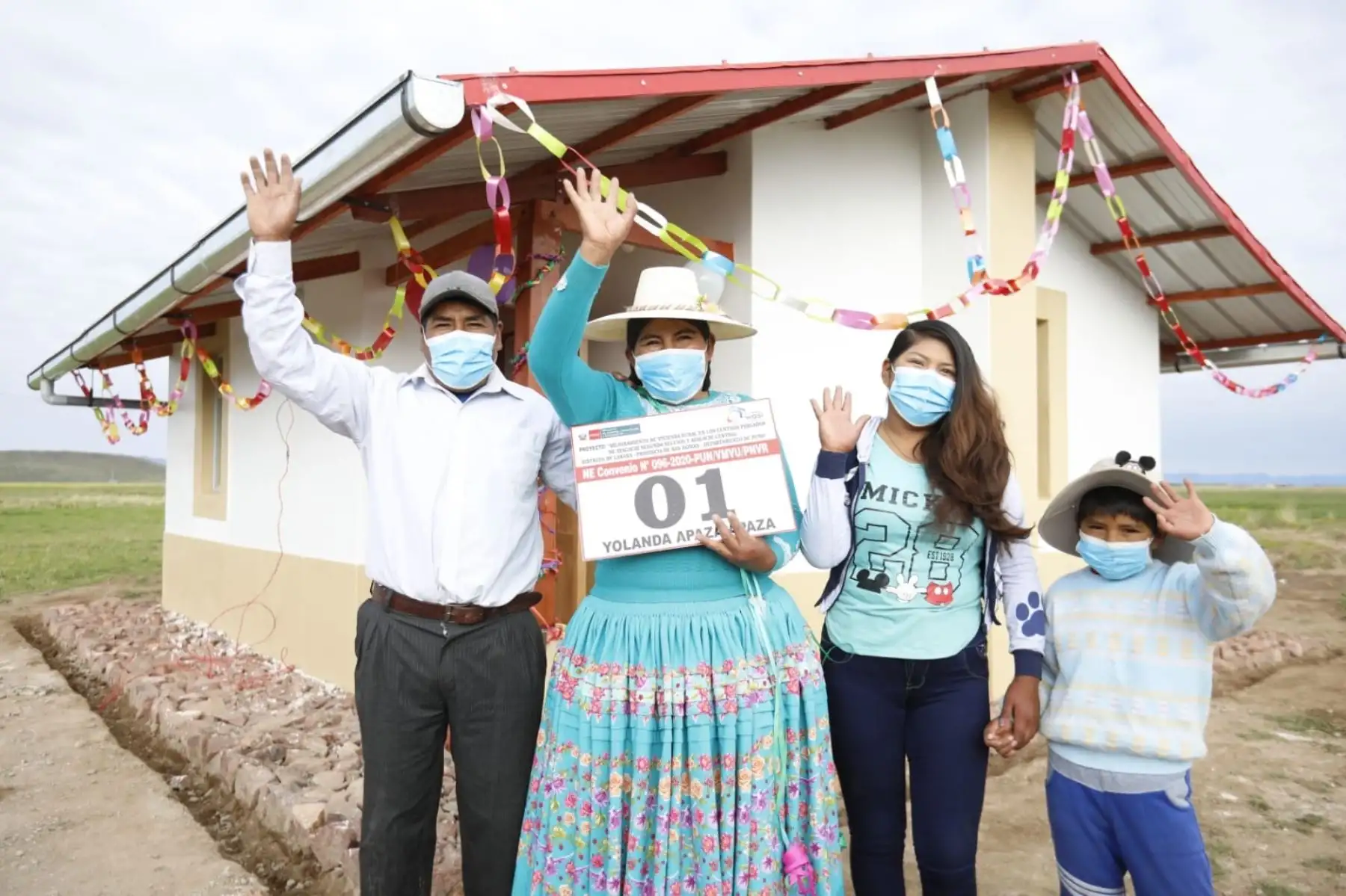 La ministra Solangel Fernández se dirigió al centro poblado de Ayagachi, en Puno, donde se entregarán 54 viviendas bioclimáticas Sumaq Wasi a las familias afectadas por las heladas. Foto: ANDINA/Ministerio de Vivienda