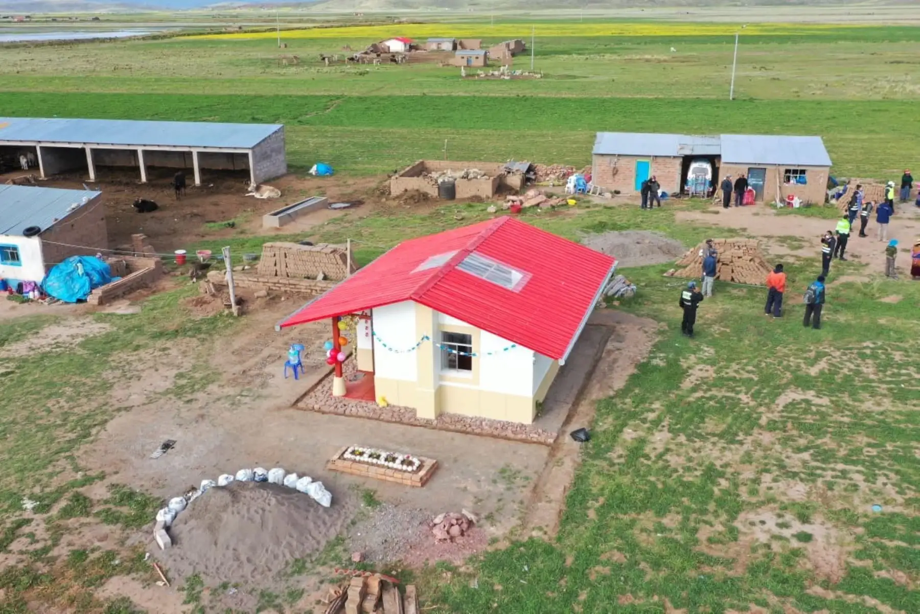 La ministra Solangel Fernández se dirigió al centro poblado de Ayagachi, en Puno, donde se entregarán 54 viviendas bioclimáticas Sumaq Wasi a las familias afectadas por las heladas. Foto: ANDINA/Ministerio de Vivienda