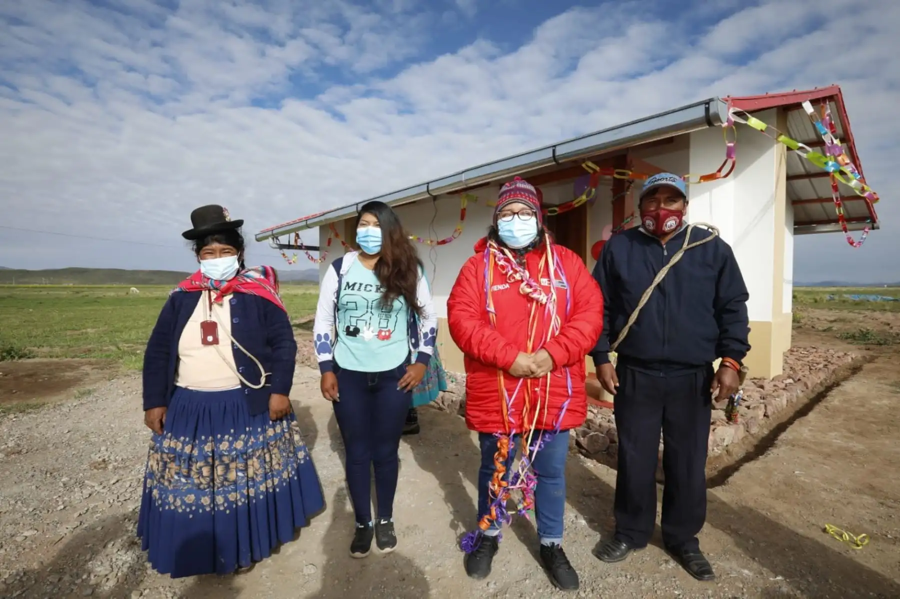 La ministra Solangel Fernández se dirigió al centro poblado de Ayagachi, en Puno, donde se entregarán 54 viviendas bioclimáticas Sumaq Wasi a las familias afectadas por las heladas. Foto: ANDINA/Ministerio de Vivienda