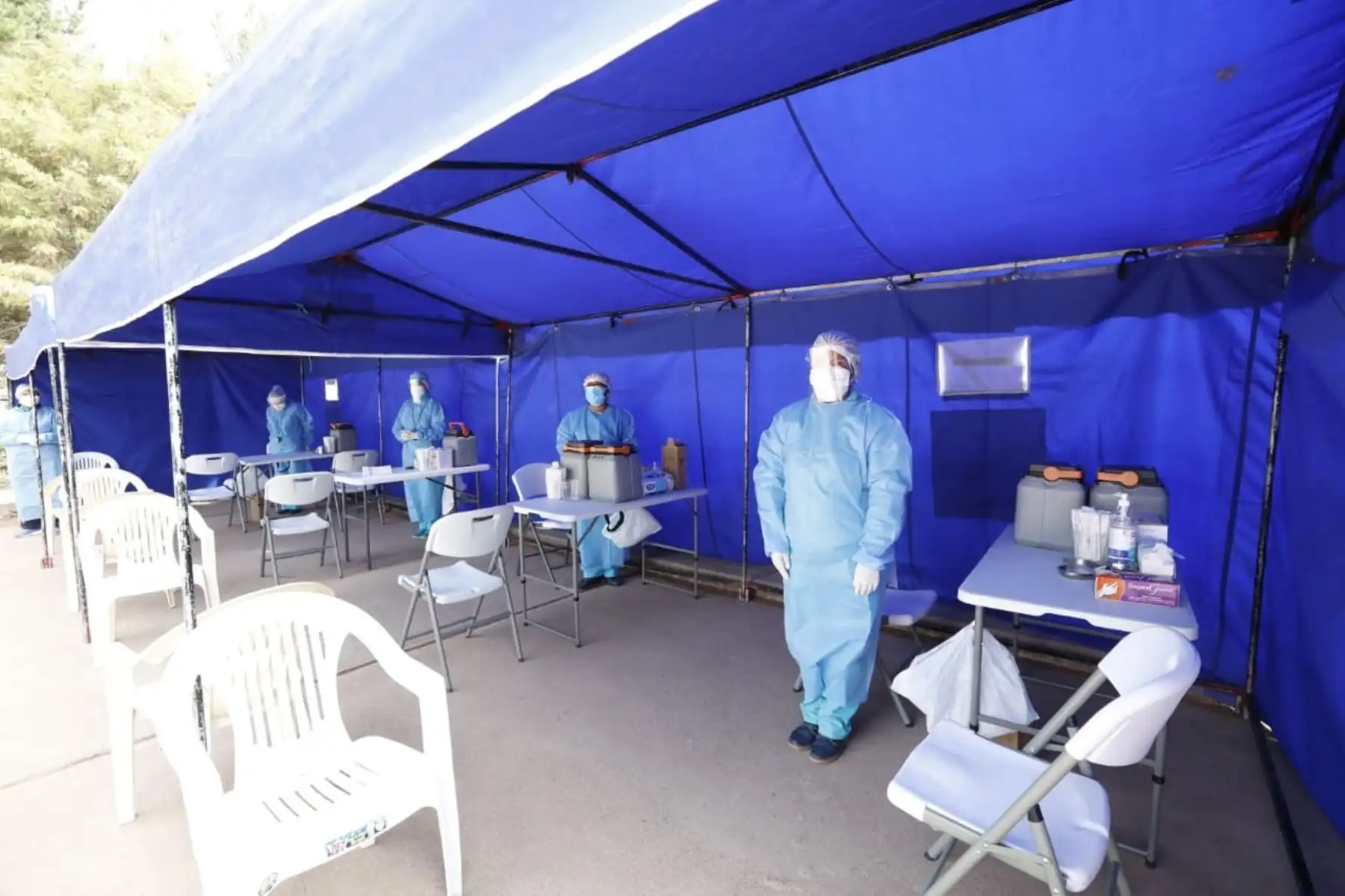 Inició la vacunación al personal de salud de Juliaca, Puno. Arribaron 6650 dosis de la vacuna Sinopharm a la región. Estas vacunas están destinadas al personal de primera línea de atención de la Covid-19. Titular del MVCS, Solangel Fernández, supervisó junto a autoridades y representantes de Puno la actividad. Foto: ANDINA/Ministerio de Vivienda