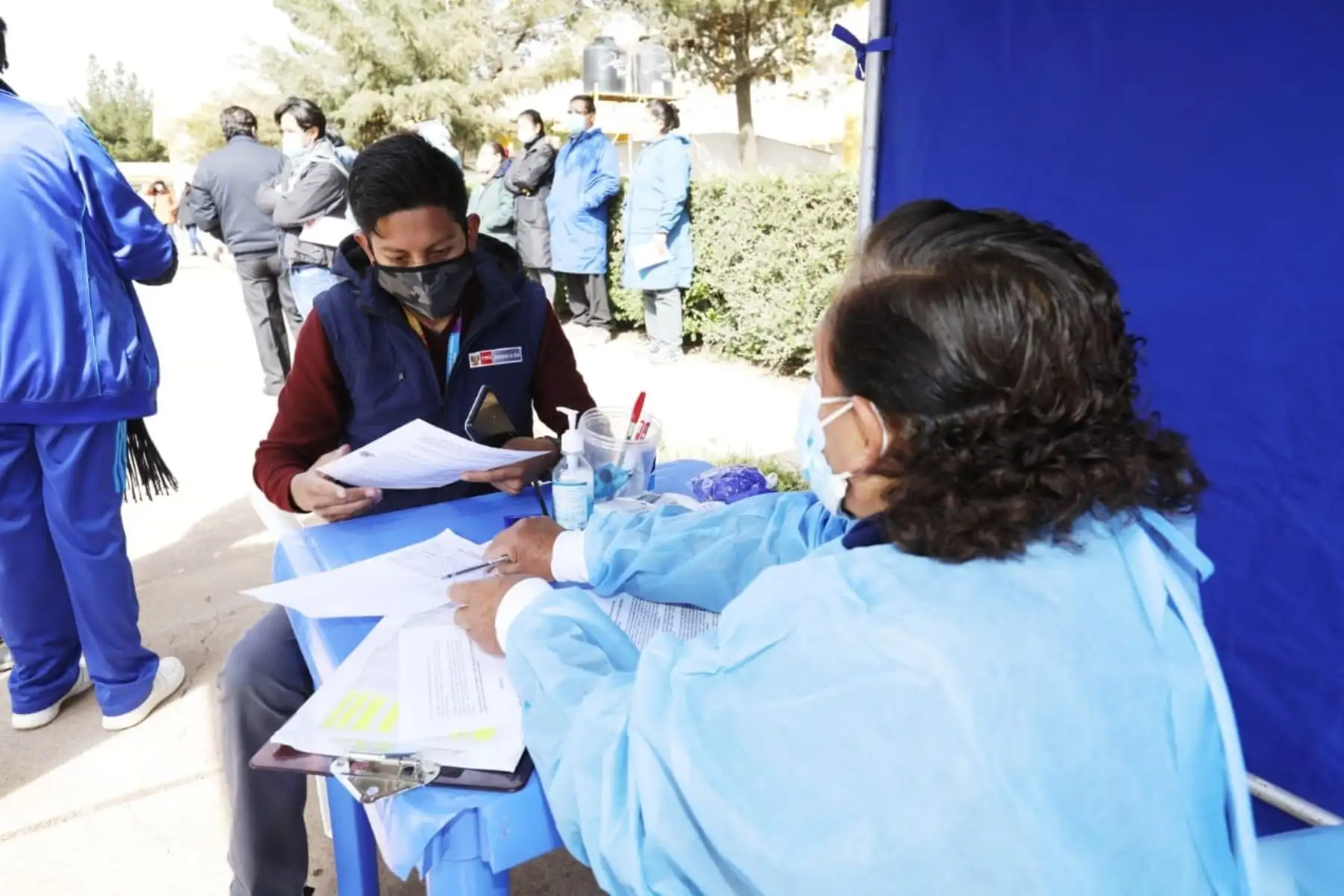 Inició la vacunación al personal de salud de Juliaca, Puno. Arribaron 6650 dosis de la vacuna Sinopharm a la región. Estas vacunas están destinadas al personal de primera línea de atención de la Covid-19. Titular del MVCS, Solangel Fernández, supervisó junto a autoridades y representantes de Puno la actividad. Foto: ANDINA/Ministerio de Vivienda