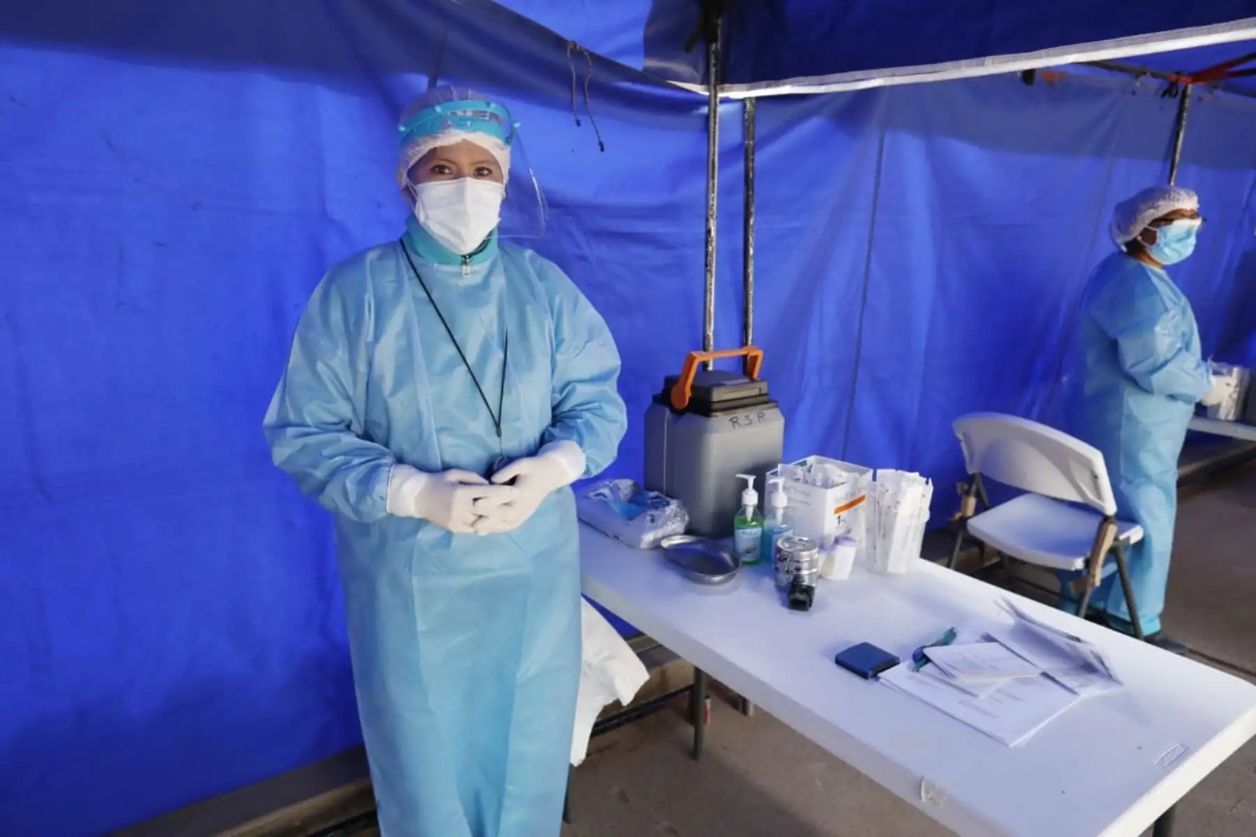 Inició la vacunación al personal de salud de Juliaca, Puno. Arribaron 6650 dosis de la vacuna Sinopharm a la región. Estas vacunas están destinadas al personal de primera línea de atención de la Covid-19. Titular del MVCS, Solangel Fernández, supervisó junto a autoridades y representantes de Puno la actividad. Foto: ANDINA/Ministerio de Vivienda