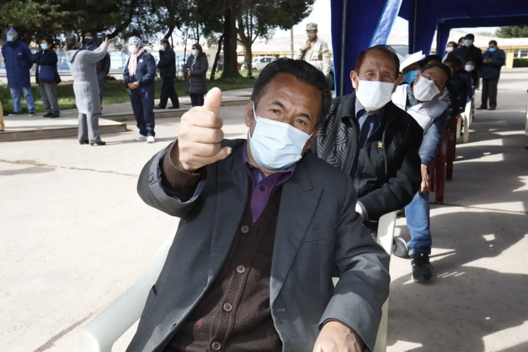 Inició la vacunación al personal de salud de Juliaca, Puno. Arribaron 6650 dosis de la vacuna Sinopharm a la región. Estas vacunas están destinadas al personal de primera línea de atención de la Covid-19. Titular del MVCS, Solangel Fernández, supervisó junto a autoridades y representantes de Puno la actividad. Foto: ANDINA/Ministerio de Vivienda