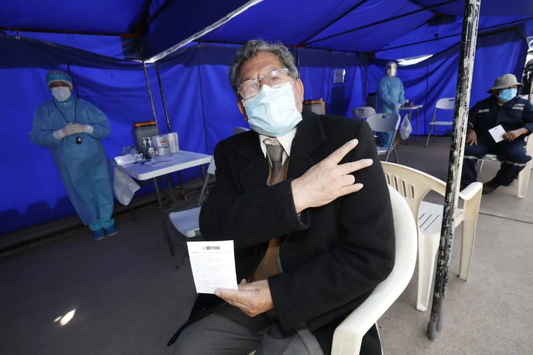 Inició la vacunación al personal de salud de Juliaca, Puno. Arribaron 6650 dosis de la vacuna Sinopharm a la región. Estas vacunas están destinadas al personal de primera línea de atención de la Covid-19. Titular del MVCS, Solangel Fernández, supervisó junto a autoridades y representantes de Puno la actividad. Foto: ANDINA/Ministerio de Vivienda