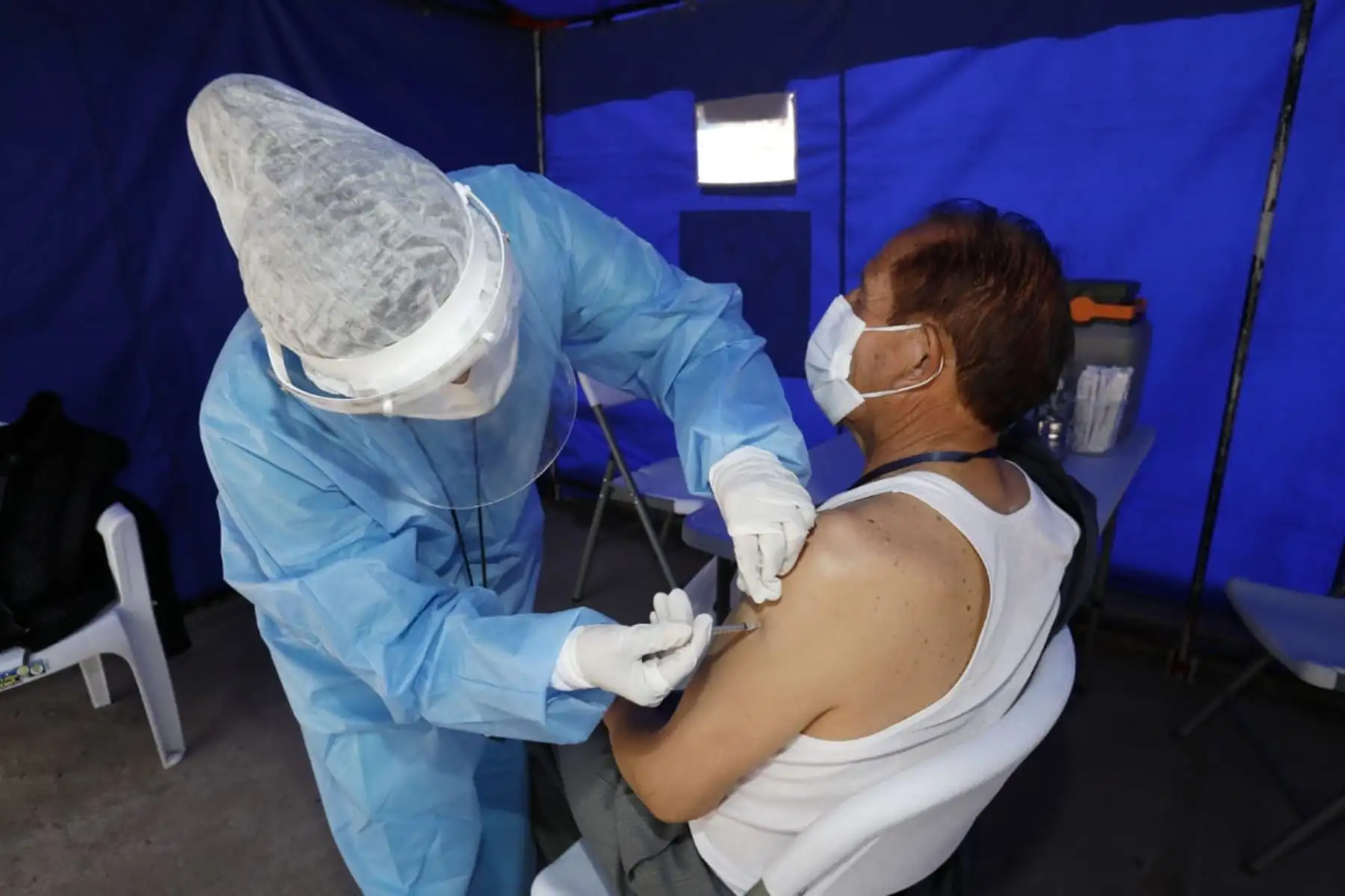 Inició la vacunación al personal de salud de Juliaca, Puno. Arribaron 6650 dosis de la vacuna Sinopharm a la región. Estas vacunas están destinadas al personal de primera línea de atención de la Covid-19. Titular del MVCS, Solangel Fernández, supervisó junto a autoridades y representantes de Puno la actividad. Foto: ANDINA/Ministerio de Vivienda