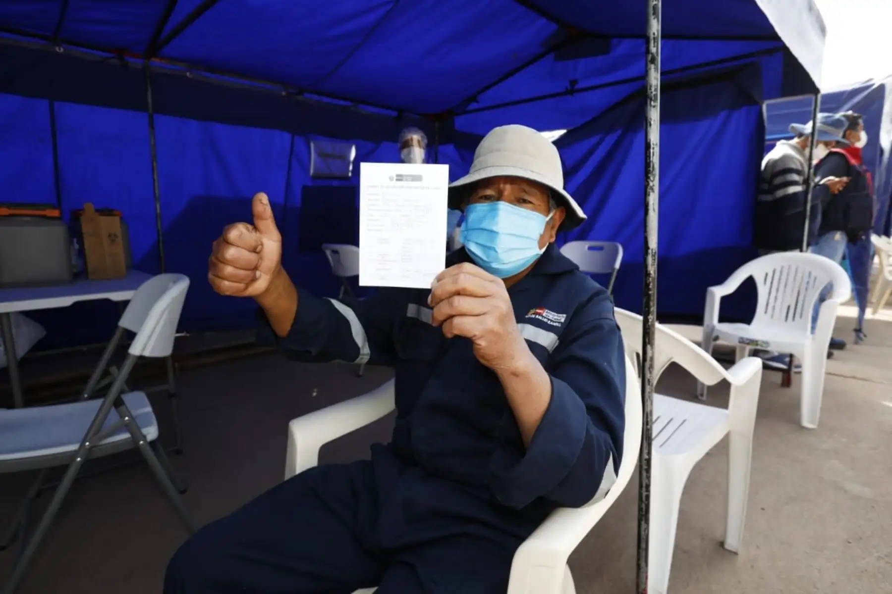 Inició la vacunación al personal de salud de Juliaca, Puno. Arribaron 6650 dosis de la vacuna Sinopharm a la región. Estas vacunas están destinadas al personal de primera línea de atención de la Covid-19. Titular del MVCS, Solangel Fernández, supervisó junto a autoridades y representantes de Puno la actividad. Foto: ANDINA/Ministerio de Vivienda