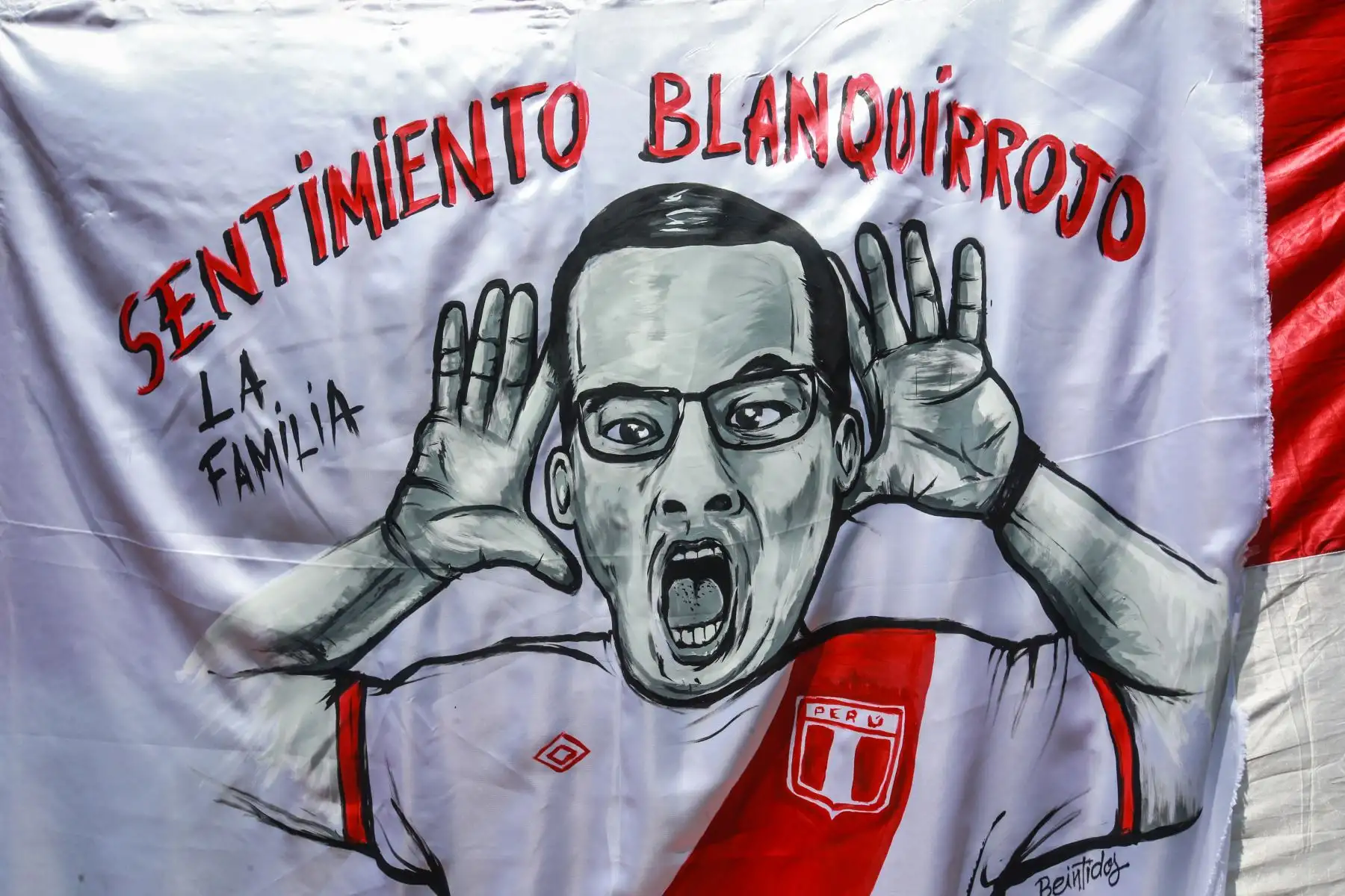 LIMA PERÚ - FEBRERO 2018. Hinchas rinden homenaje a fallecido periodista Daniel Peredo en el Estadio Nacional. Foto: ANDINA/Jhony Laurente