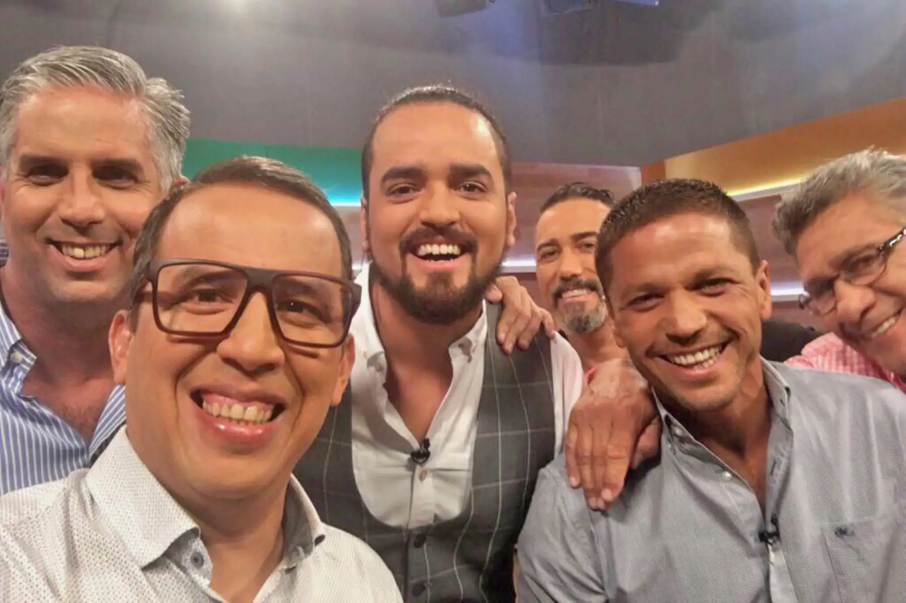 El fallecido periodista deportivo Daniel Peredo junto a sus amigos y colegas de CMD. Foto: 
Difusión