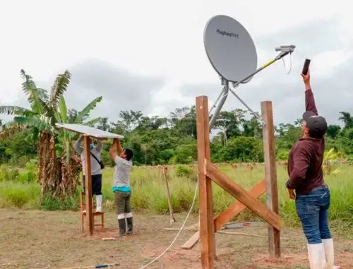 Cáritas del Perú y la Arquidiócesis de Friburgo donaron paneles solares e internet satelital a comunidades indígenas de Madre de Dios. ANDINA/Difusión