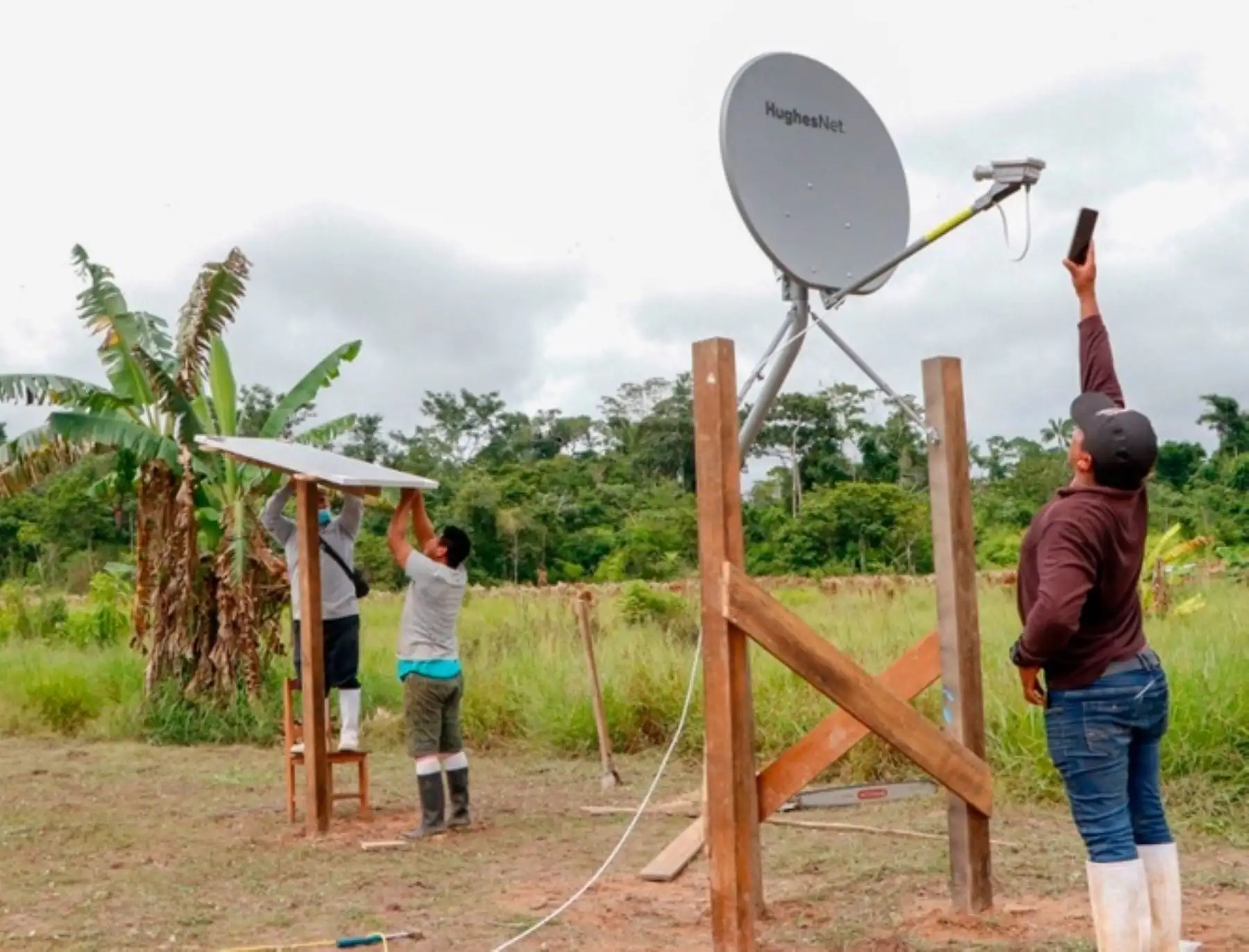 Cáritas del Perú y la Arquidiócesis de Friburgo donaron paneles solares e internet satelital a comunidades indígenas de Madre de Dios. ANDINA/Difusión