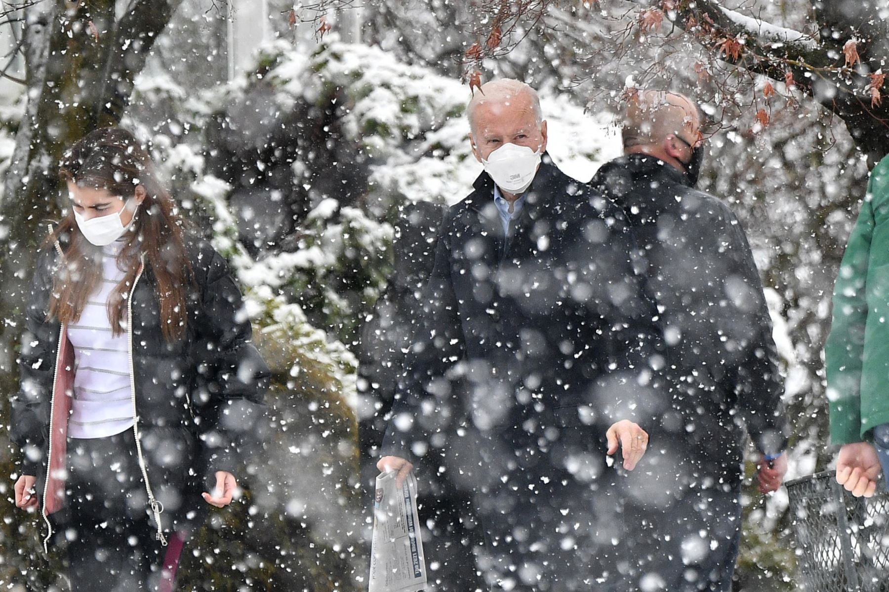 El presidente de los Estados Unidos, Joe Biden, se dirige a su vehículo en la nieve con su nieta Natalie Biden, después de asistir a la misa en Saint Joseph en la iglesia Brandywine en Wilmington, Delaware. Foto: AFP