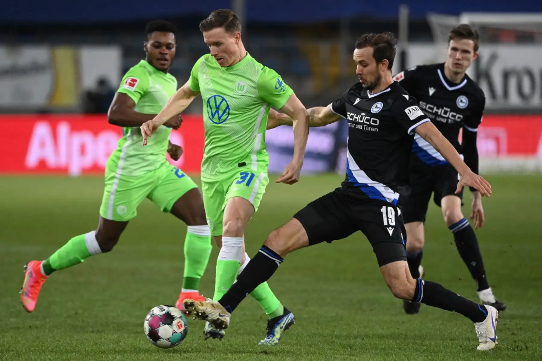 El centrocampista alemán del Wolfsburg Yannick Gerhardt (L) y el centrocampista austriaco de Bielefeld Manuel Prietl compiten por el balón durante el partido de fútbol de la Bundesliga de primera división alemana Arminia Bielefeld v VfL Wolfsburg

Foto: AFP