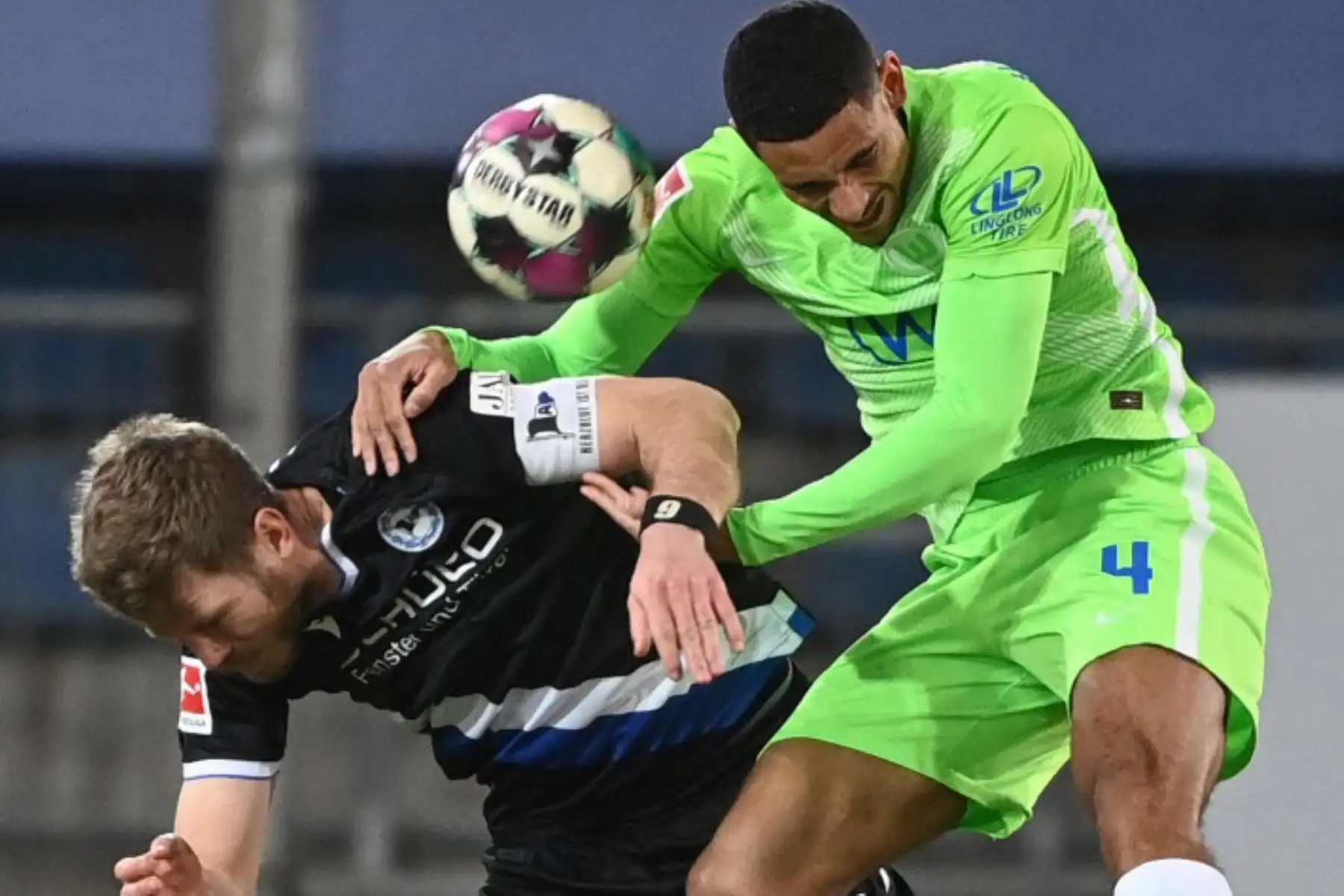 El defensor francés del Wolfsburg Maxence Lacroix (R) y el delantero alemán de Bielefeld, Fabian Klos, saltan para cabecear el balón durante el partido de fútbol de la Bundesliga de primera división alemana Arminia Bielefeld v VfL Wolfsburg

Foto: AFP