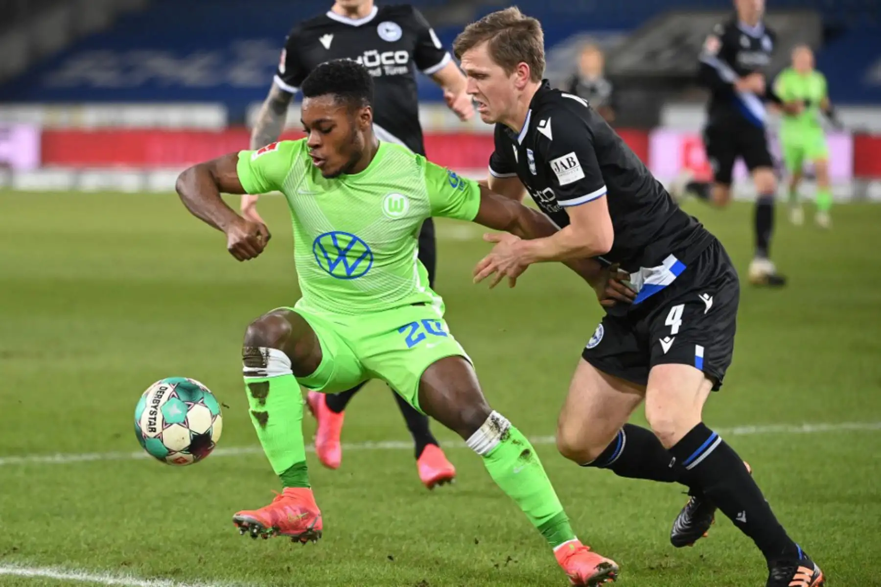 El centrocampista alemán del Wolfsburg Ridle Baku (L) y el defensor sueco de Bielefeld Joakim Nilsson compiten por el balón durante el partido de fútbol de la Bundesliga de primera división alemana Arminia Bielefeld v VfL Wolfsburg

Foto: AFP