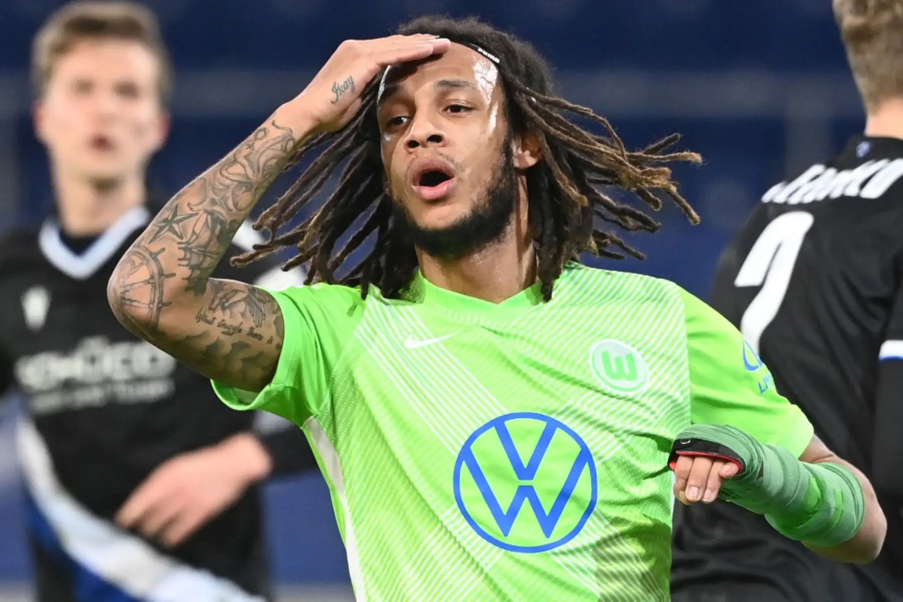 El defensa suizo del Wolfsburg Kevin Mbabu reacciona después de una oportunidad perdida durante el partido de fútbol de la Bundesliga de primera división alemana Arminia Bielefeld v VfL Wolfsburg

Foto: AFP