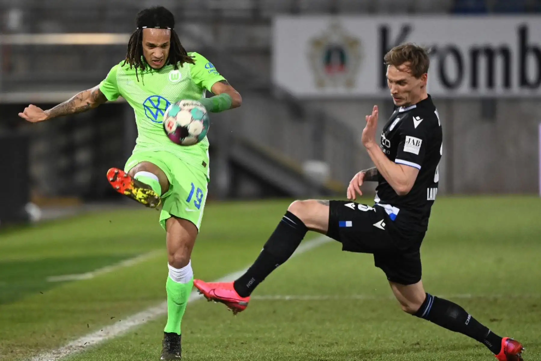 El defensor suizo del Wolfsburg Kevin Mbabu (L) y el defensor danés de Bielefeld Jacob Laursen compiten por el balón durante el partido de fútbol de la Bundesliga de primera división alemana Arminia Bielefeld v VfL Wolfsburg

Foto: AFP