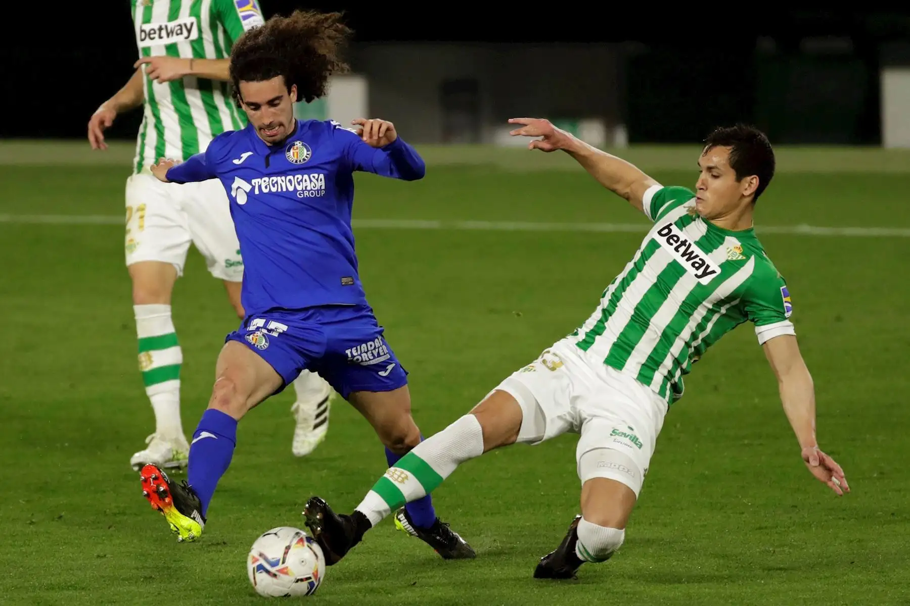 El defensa del Betis Aissa Mandi (d) pelea un balón con Marc Cucurella, del Getafe, durante el partido de Liga en Primera División que disputan esta noche en el estadio Benito Villamarín, en Sevilla. 

Foto: EFE
