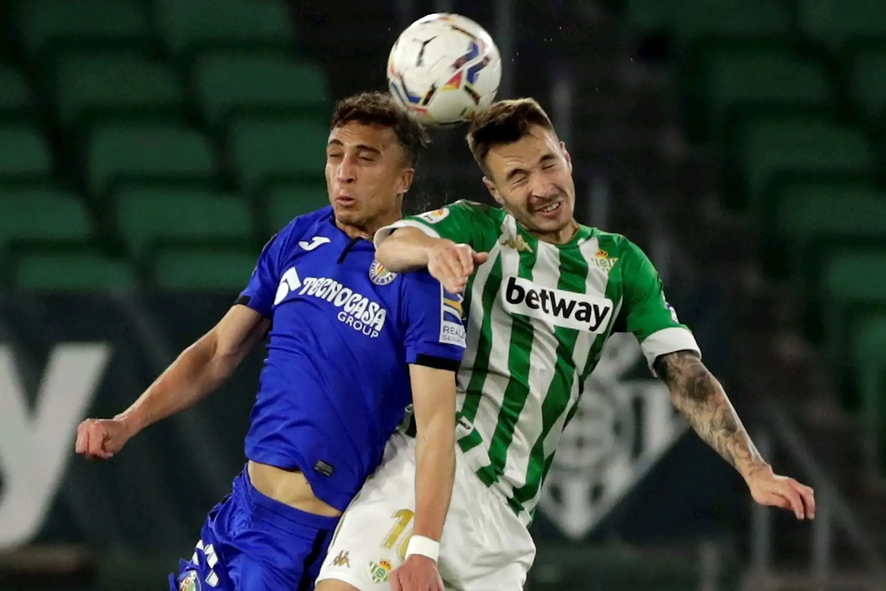 El delantero del Betis Loren Morón (d9 salta a por un balón con Sofian Chakla, del Getafe, durante el partido de Liga en Primera División que disputan esta noche en el estadio Benito Villamarín, en Sevilla. 

Foto: EFE