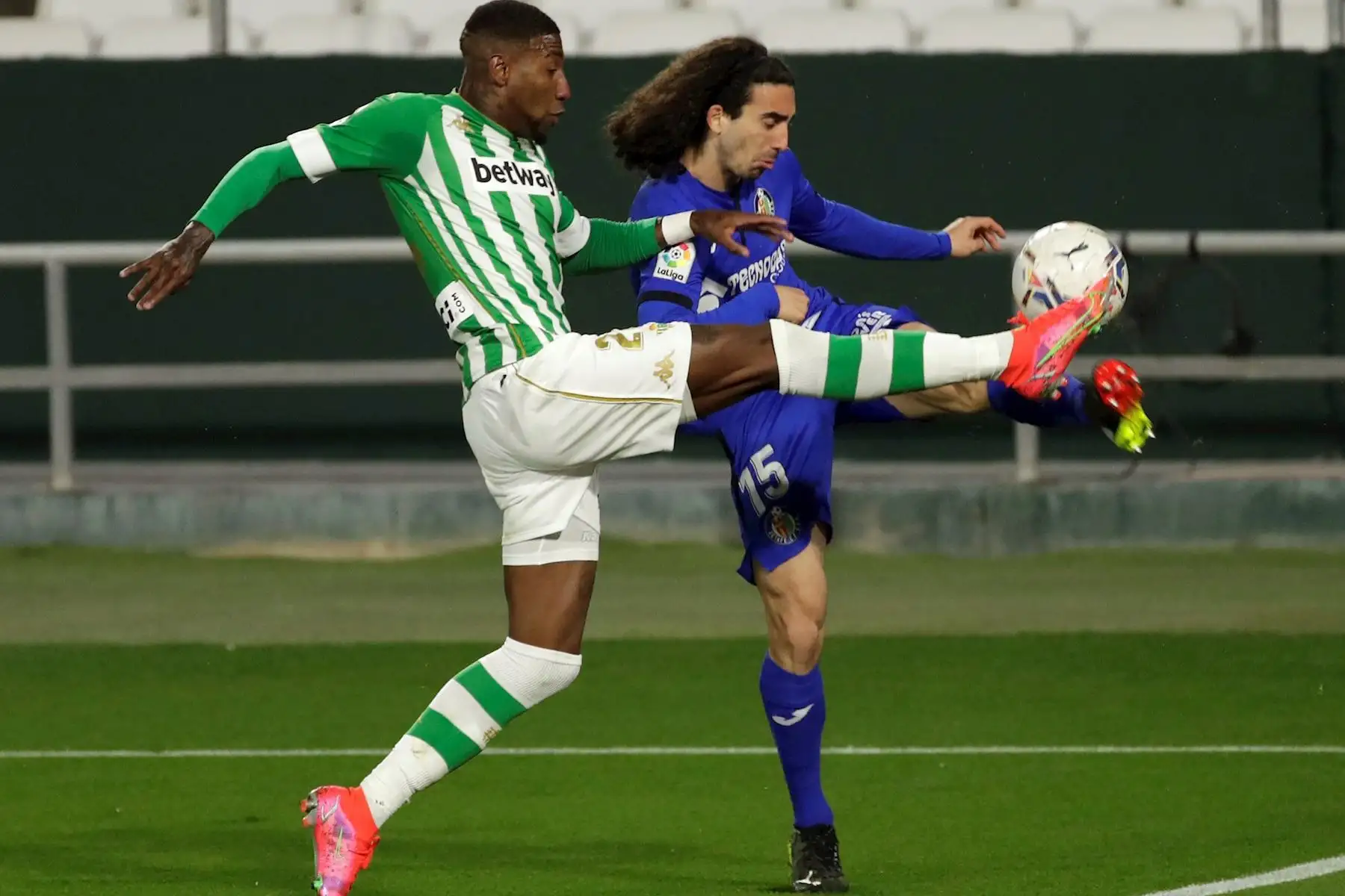 El centrocampista del Betis Emerson Leite (i) pelea un balón con Marc Cucurella, del Getafe, durante el partido de Liga en Primera División que disputan esta noche en el estadio Benito Villamarín, en Sevilla. 

Foto: EFE